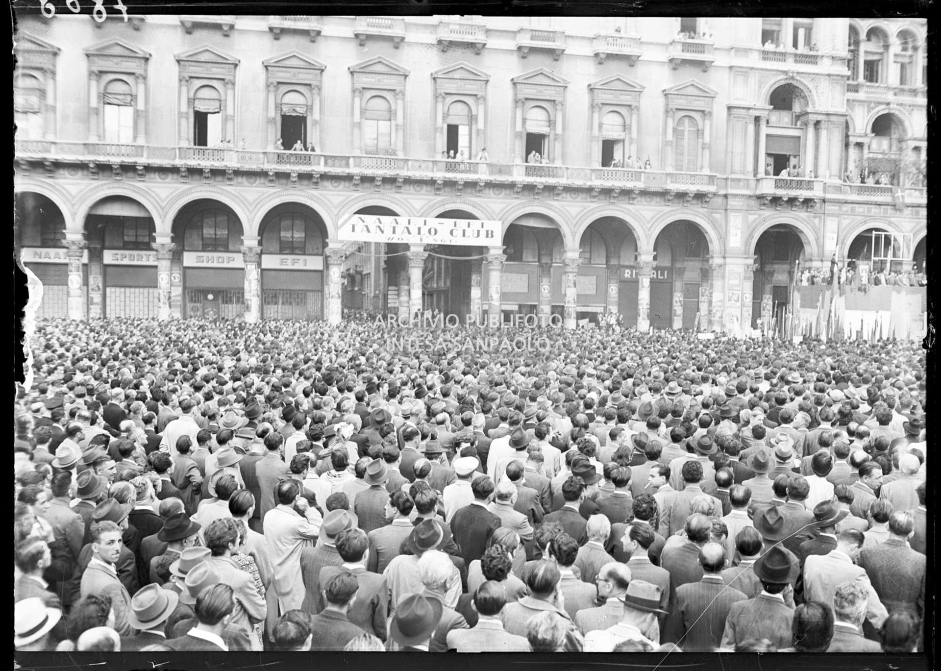 Piazza del Duomo a Milano straripante di persone alla manifestazione per la vittoria della Repubblica sancita dal referendum istituzionale