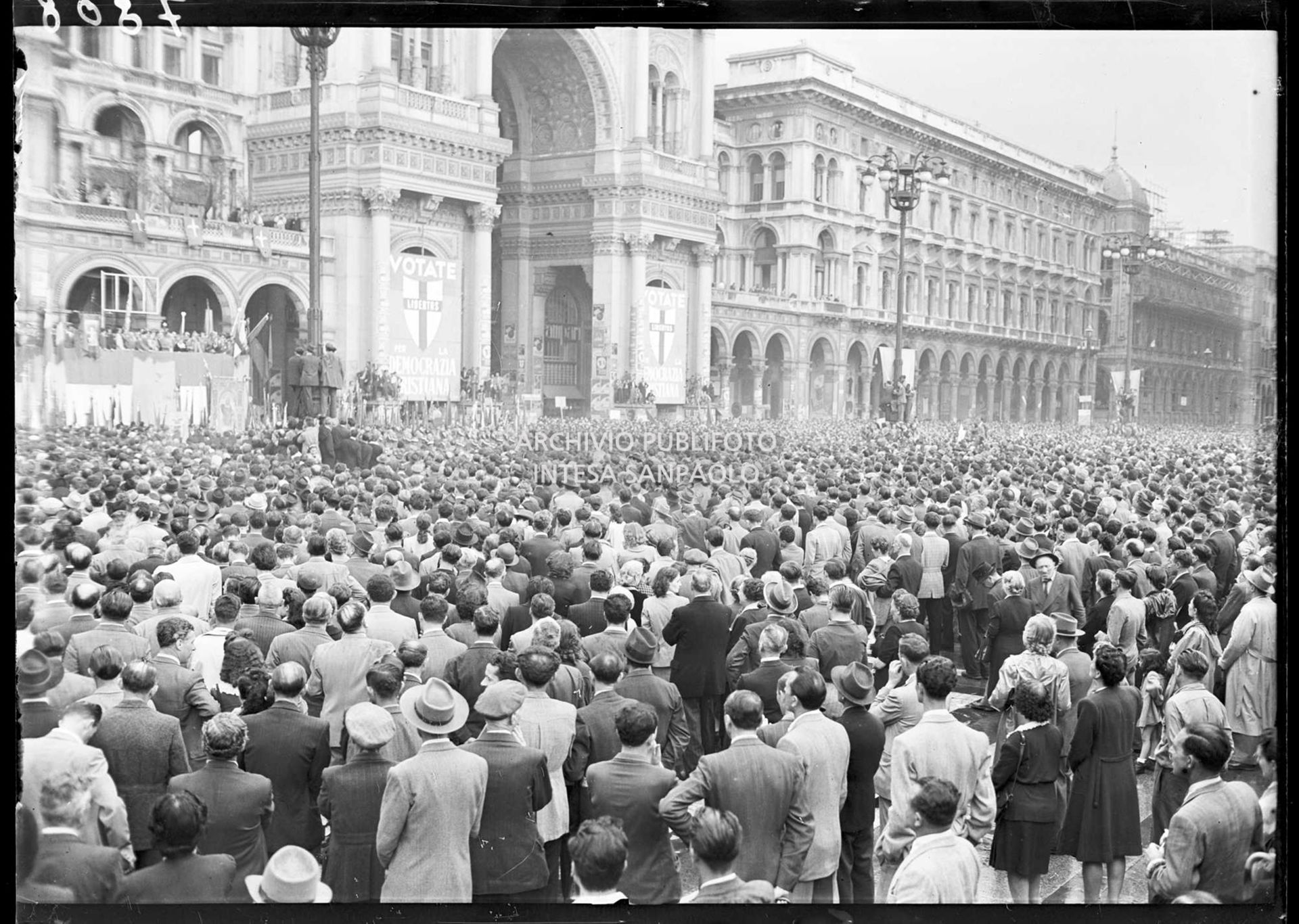 Piazza del Duomo a Milano straripante di persone alla manifestazione per la vittoria della Repubblica sancita dal referendum istituzionale