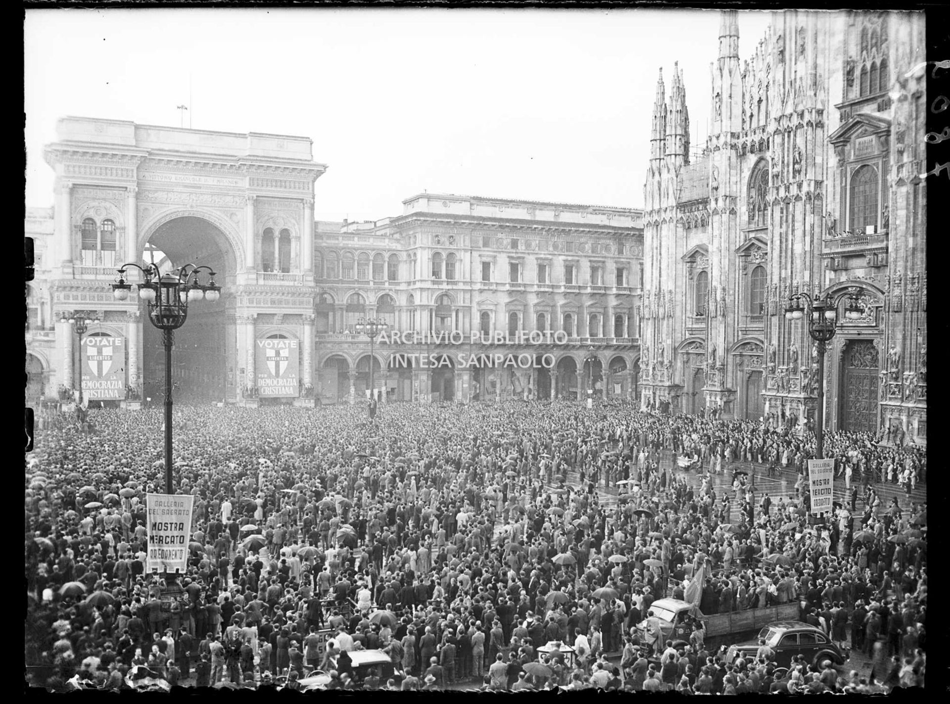 Piazza del Duomo a Milano straripante di persone alla manifestazione per la vittoria della Repubblica sancita dal referendum istituzionale