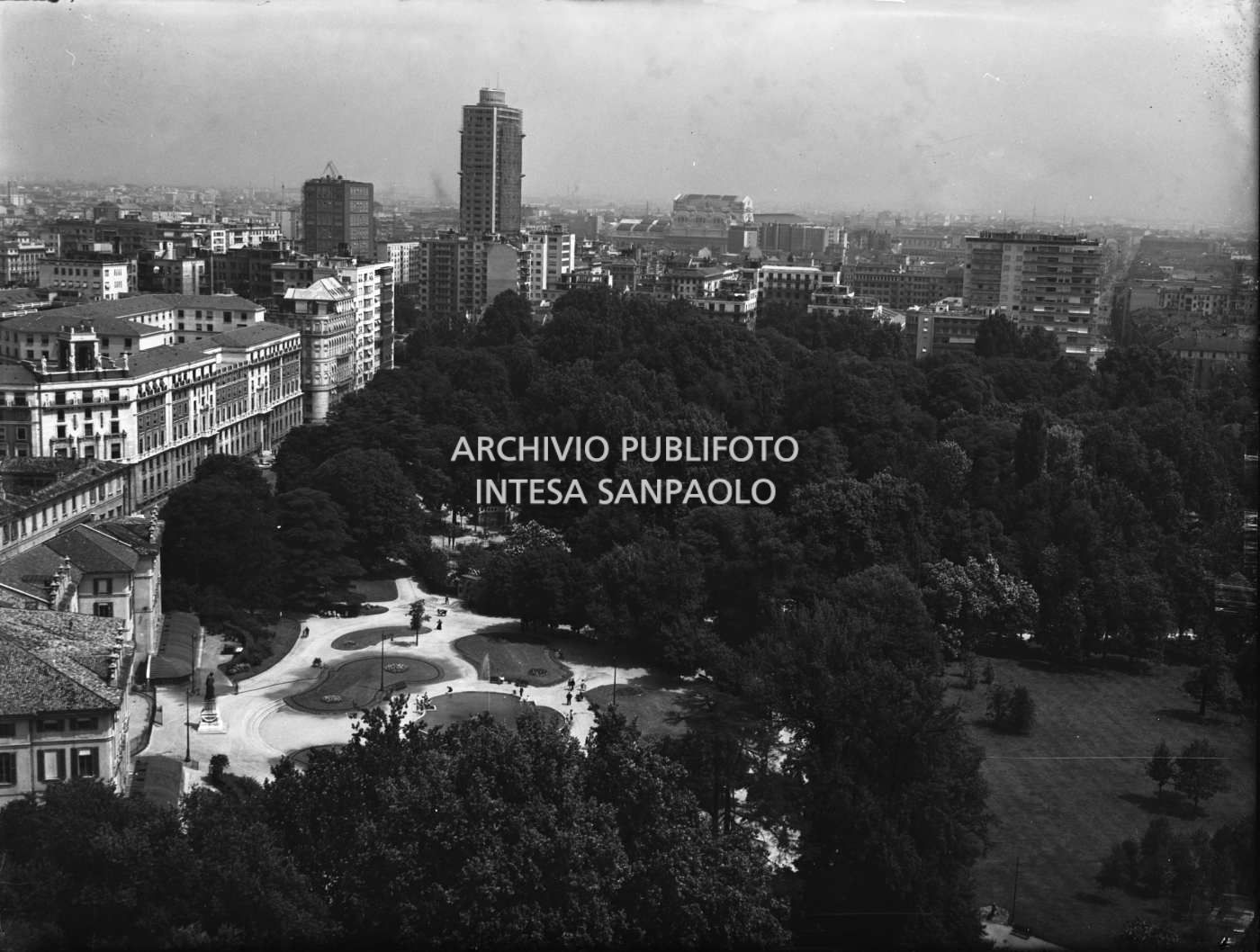 Vista dall'alto dei Giardini pubblici di Milano da lato di Palazzo Dugnani e della fontana