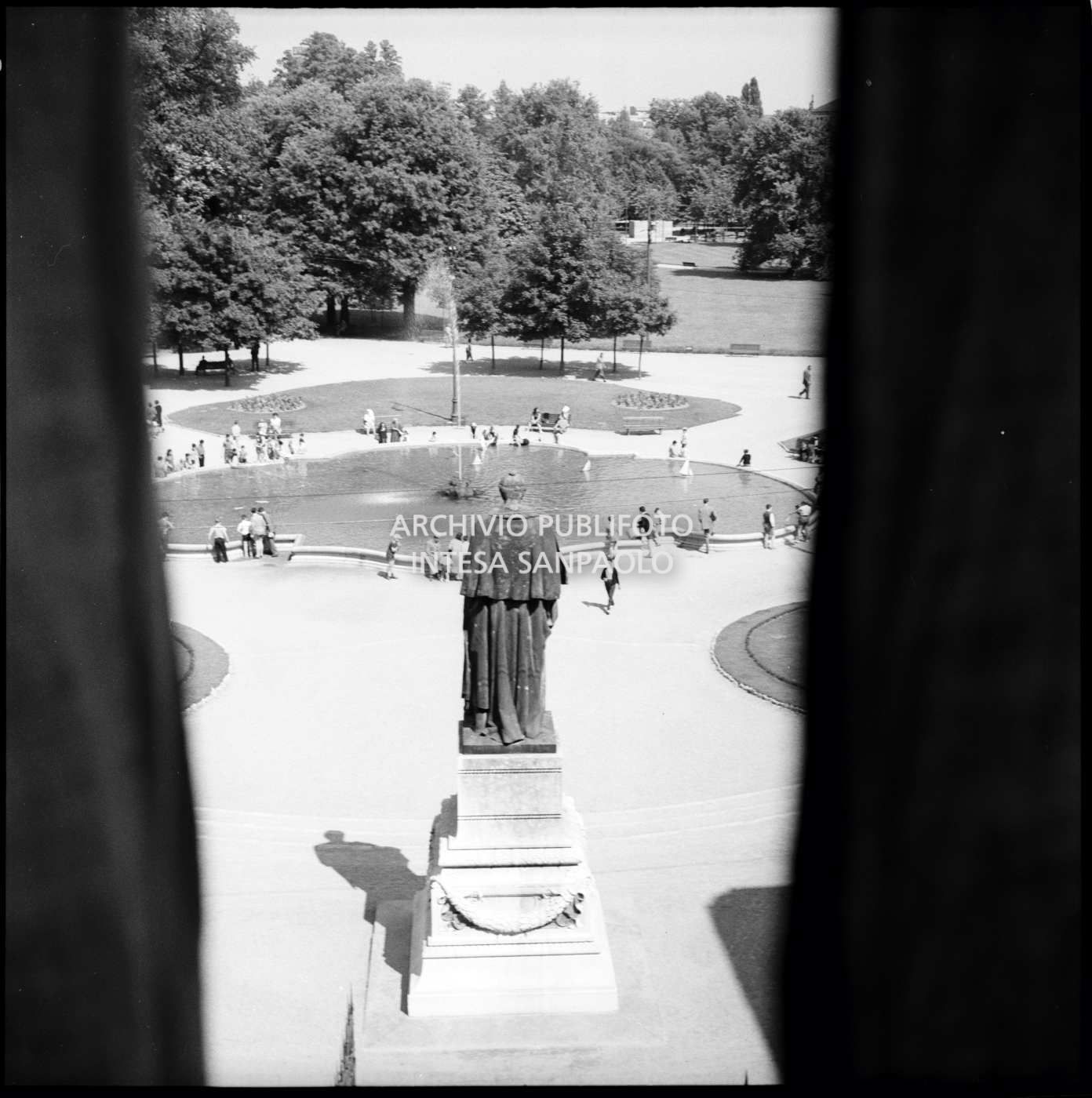 Veduta dall'alto del monumento ad Antonio Rosmini e della fontana dei Giardini pubblici di Milano