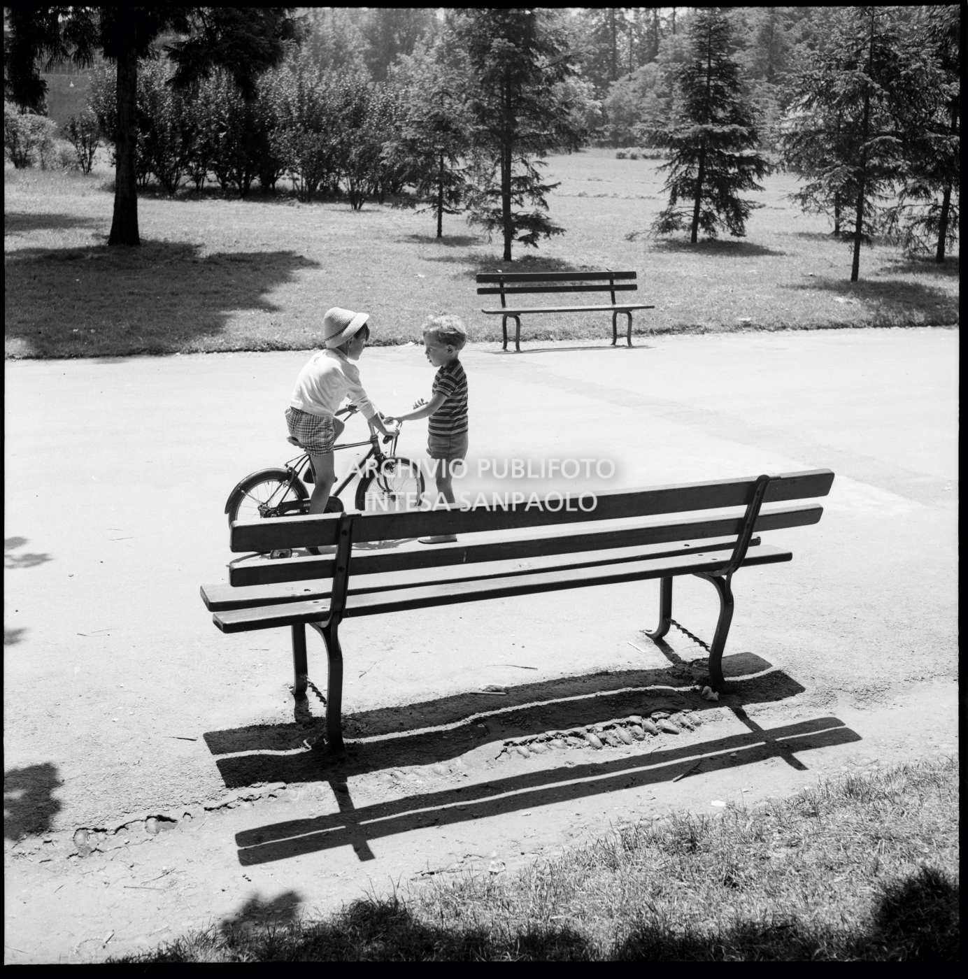 Due bambini, uno in bicicletta, ai Giardini pubblici di Milano