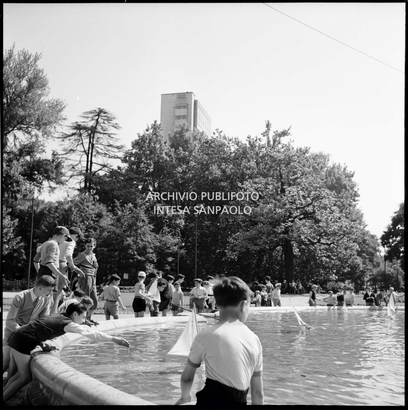 Bambini giocano al bordo della fontana ai Giardini pubblici di Milano