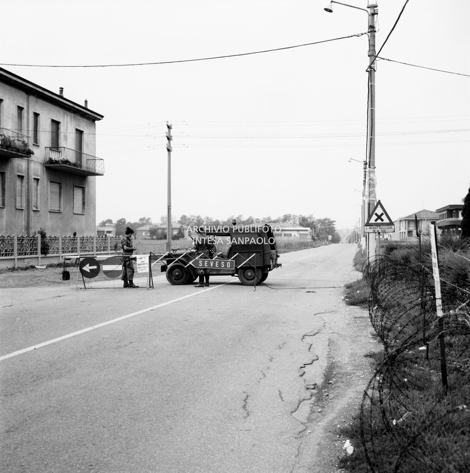 Militari al blocco stradale che delimita la zona A, zona interdetta in modo assoluto all'accesso e al transito di persone e mezzi a causa della nube di diossina sprigionatasi dallo  stabilimento dell'ICMESA, a Meda