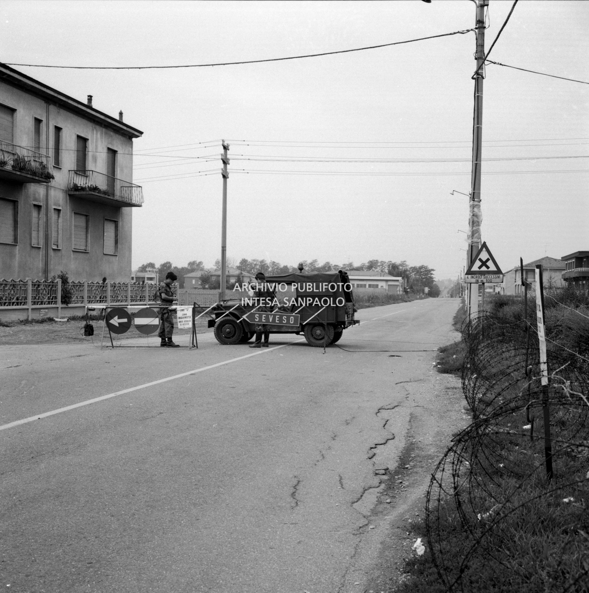 Militari al blocco stradale che delimita la zona A, zona interdetta in modo assoluto all'accesso e al transito di persone e mezzi a causa della nube di diossina sprigionatasi dallo  stabilimento dell'ICMESA, a Meda