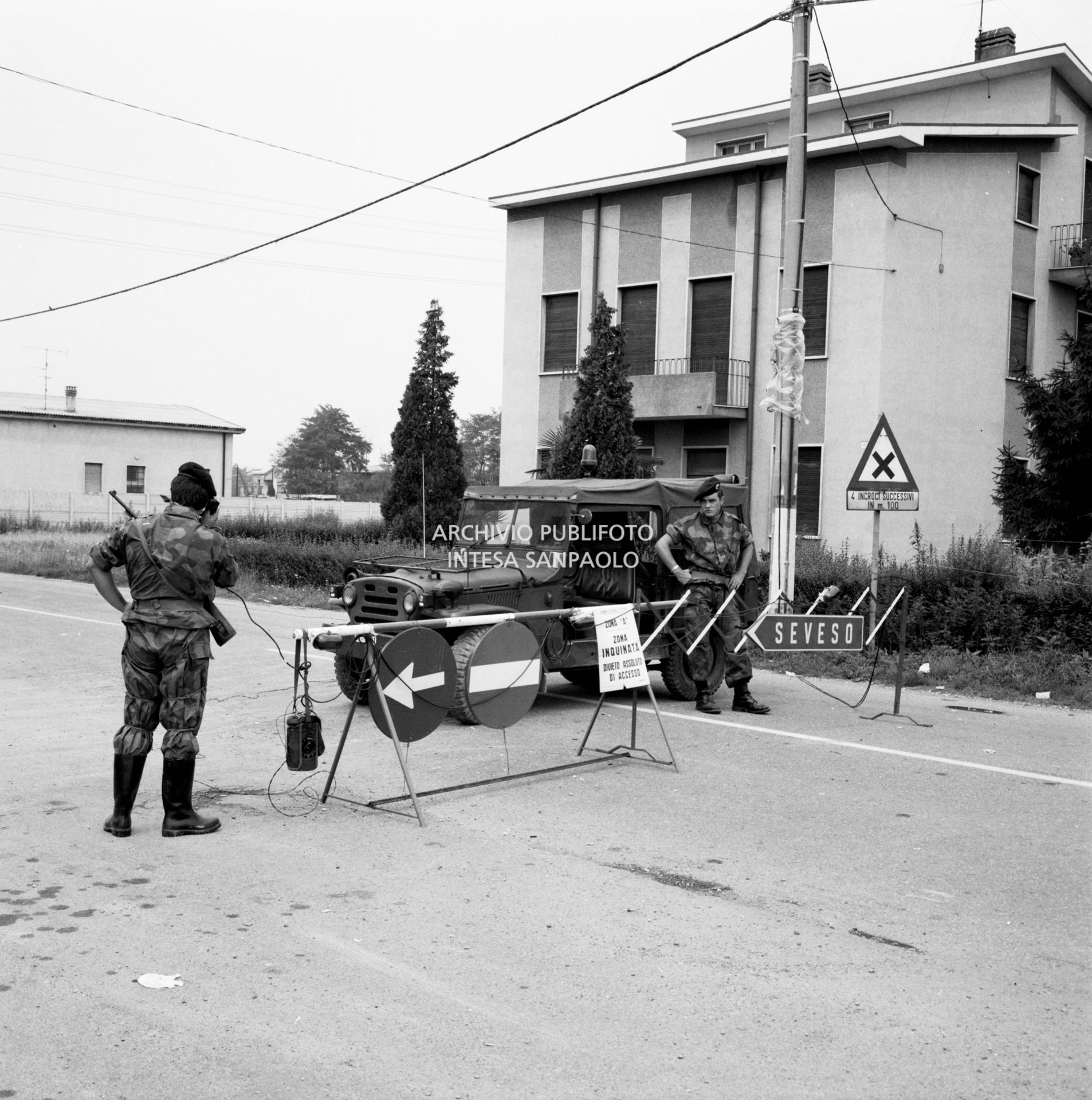 Militari al blocco stradale che delimita la zona A, zona interdetta in modo assoluto all'accesso e al transito di persone e mezzi a causa della nube di diossina sprigionatasi dallo  stabilimento dell'ICMESA, a Meda