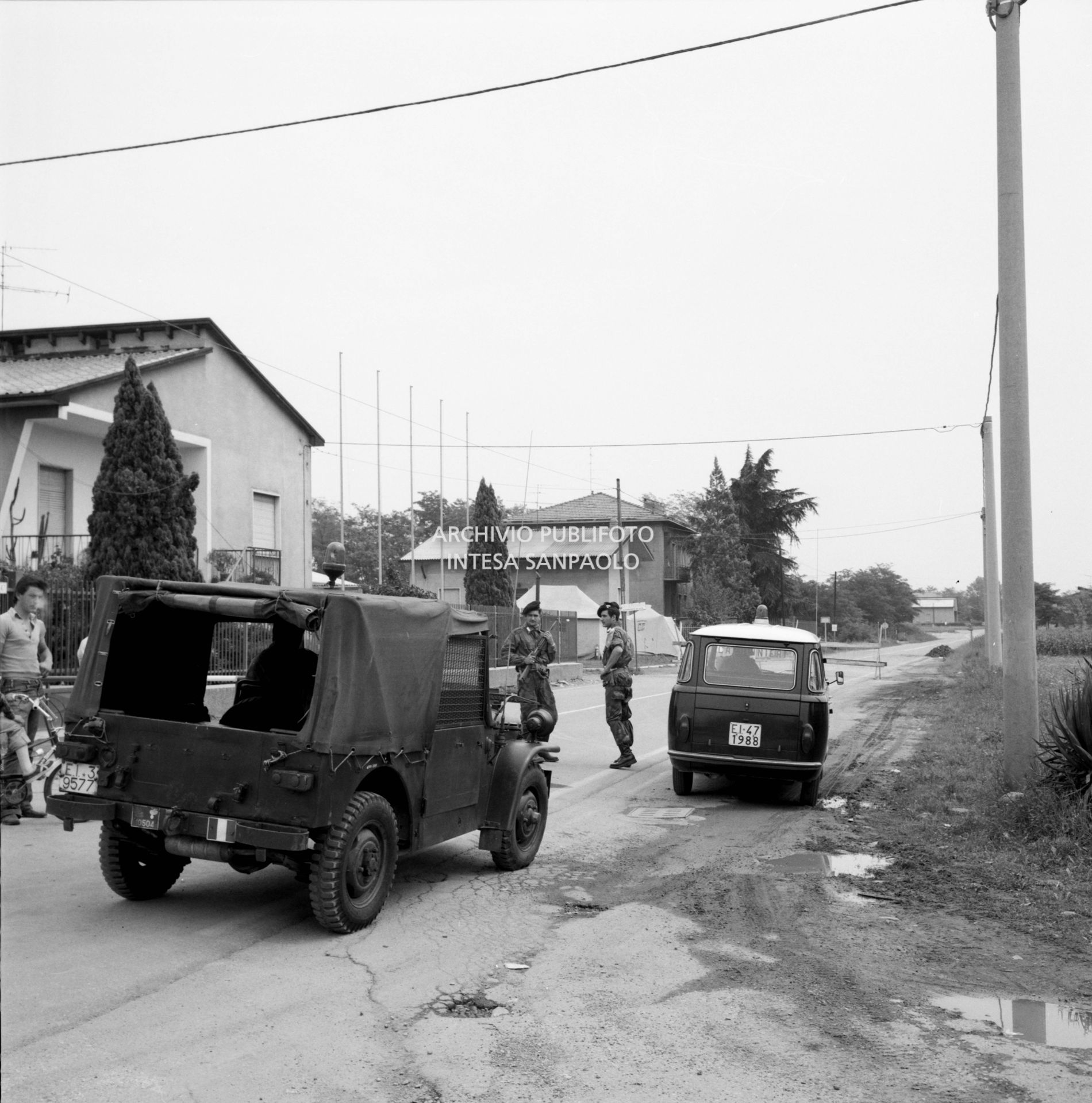 Militari bloccano una strada interdetta all'accesso e al transito assoluto di persone e mezzi a causa della nube di diossina sprigionatasi dallo  stabilimento dell'ICMESA, a Meda