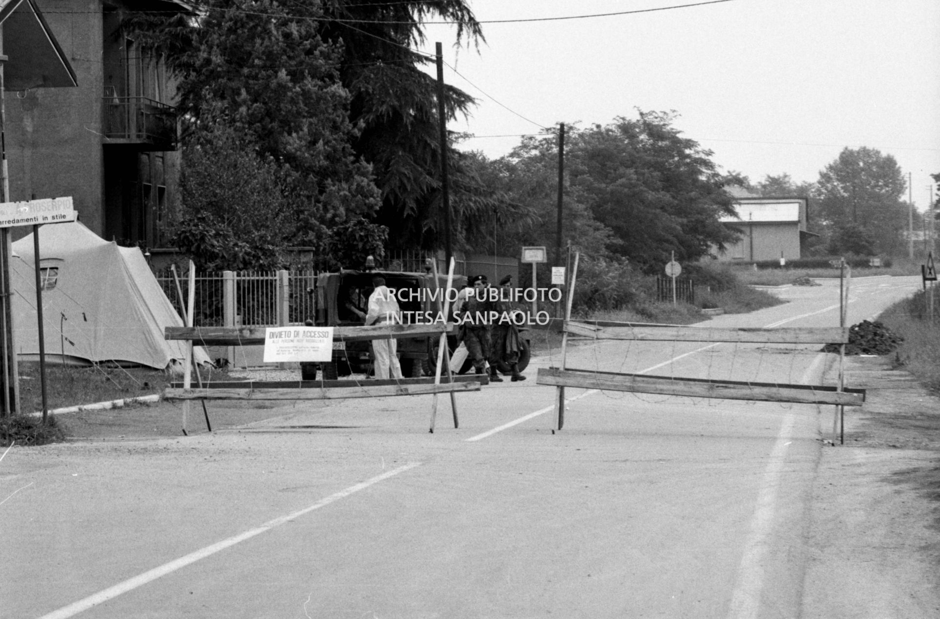Militari bloccano una strada interdetta all'accesso e al transito assoluto di persone e mezzi a causa della nube di diossina sprigionatasi dallo  stabilimento dell'ICMESA, a Meda