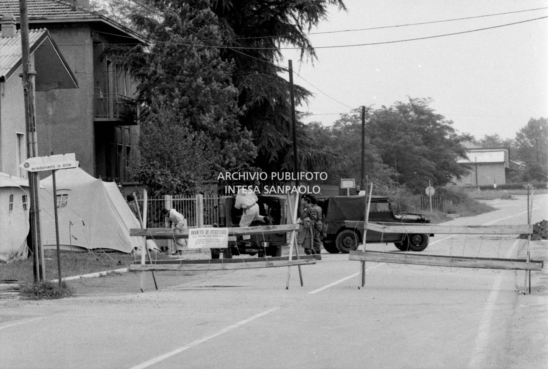 Militari al blocco stradale che delimita la zona A, zona interdetta in modo assoluto all'accesso e al transito di persone e mezzi a causa della nube di diossina sprigionatasi dallo  stabilimento dell'ICMESA, a Meda