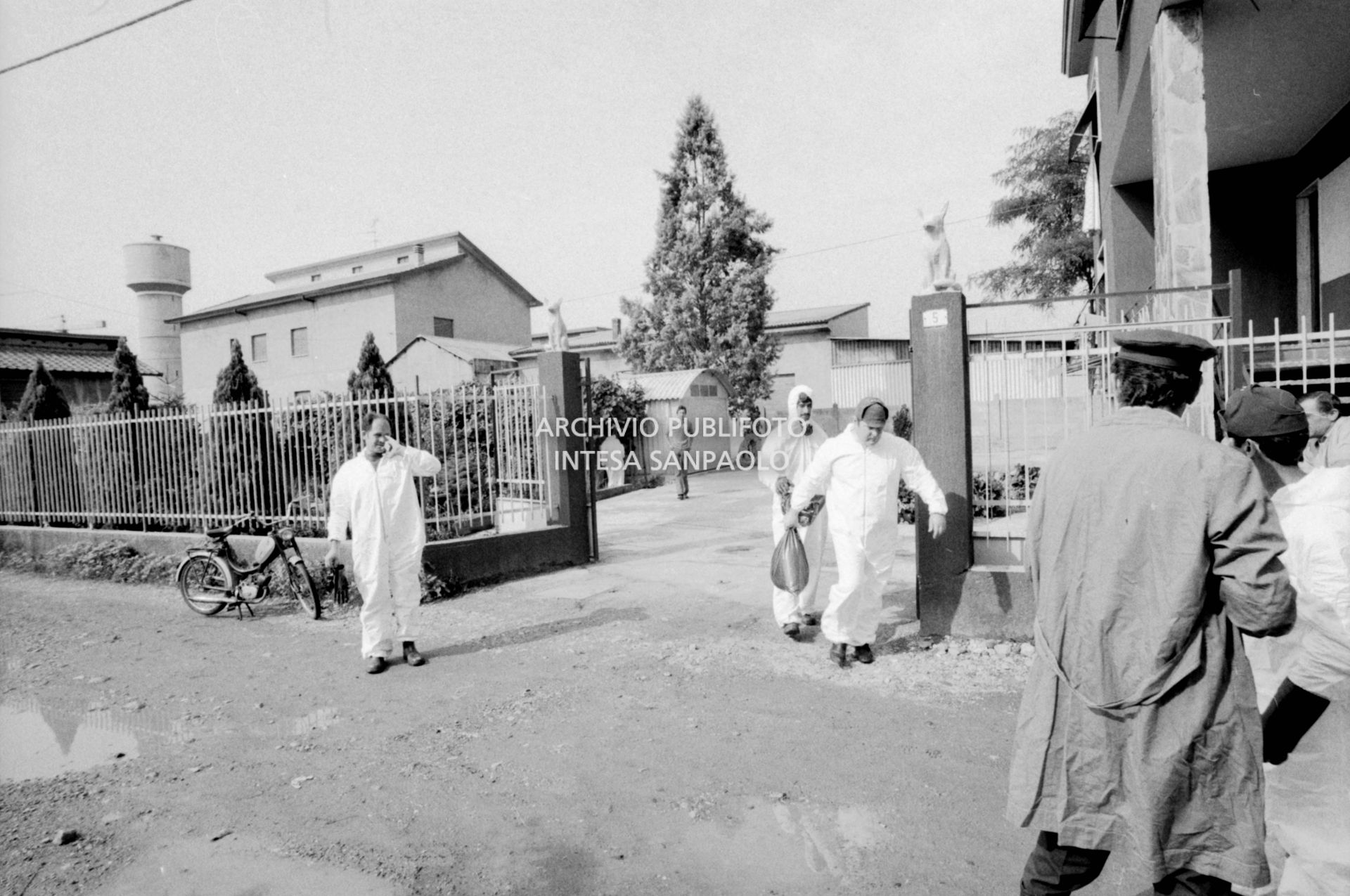 Addetti alla disinfestazione nella zona di Seveso-Meda, inquinata a causa della nube di diossina sprigionatasi dallo stabilimento dell'ICMESA, portano via sacchetti con materiale contaminato