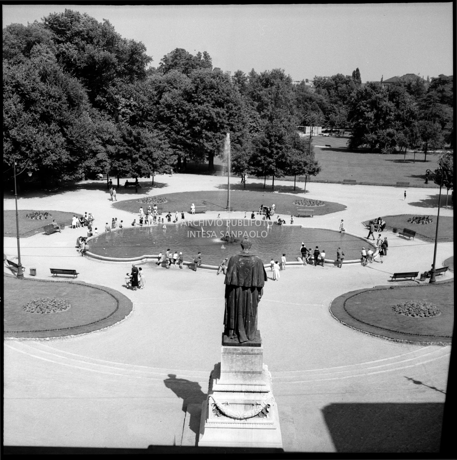 Veduta dall'alto del monumento ad Antonio Rosmini e della fontana dei Giardini pubblici di Milano