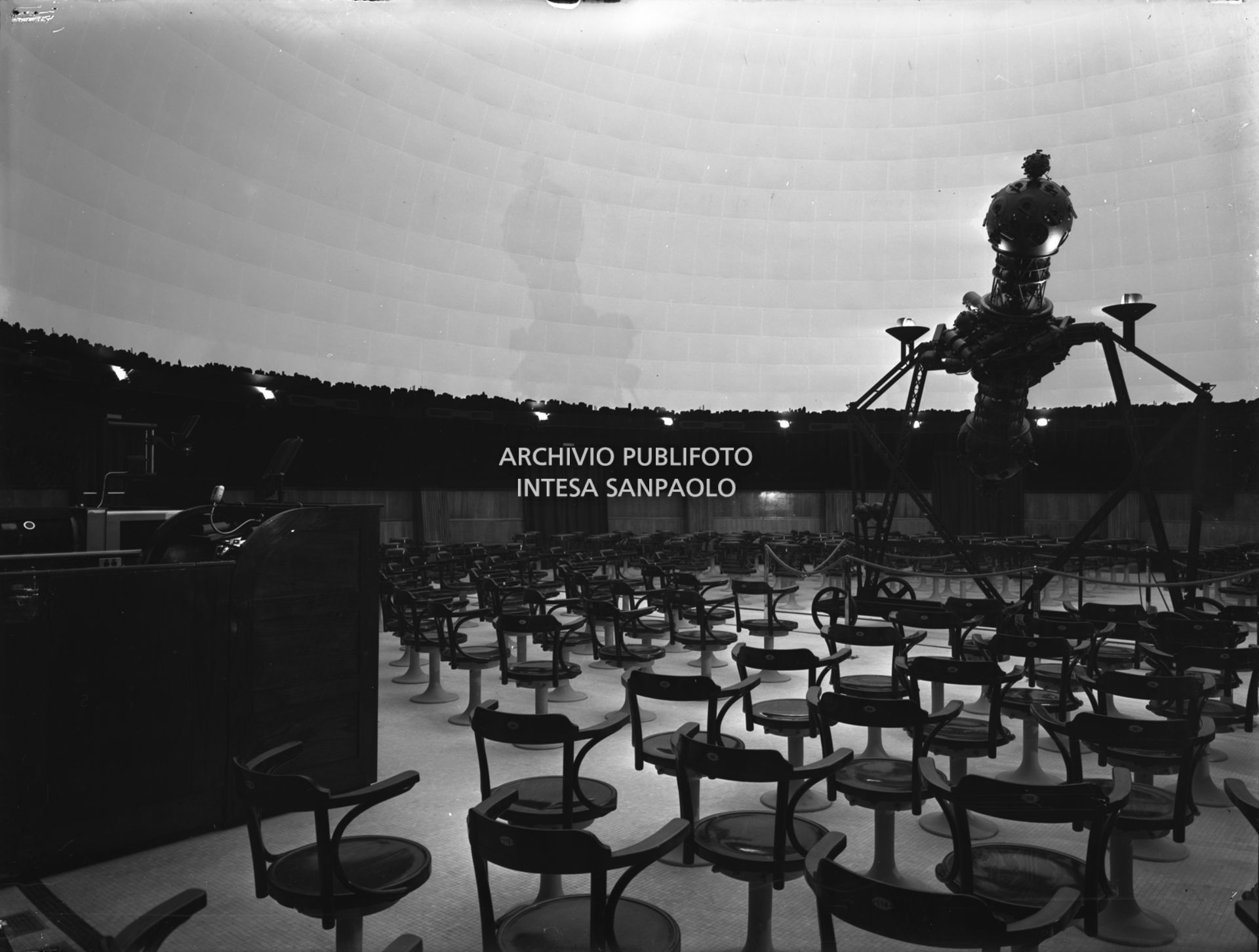 La sala della cupola del Civico Planetario Hoepli di Milano completamente rinnovato e pronto per l'inaugurazione.