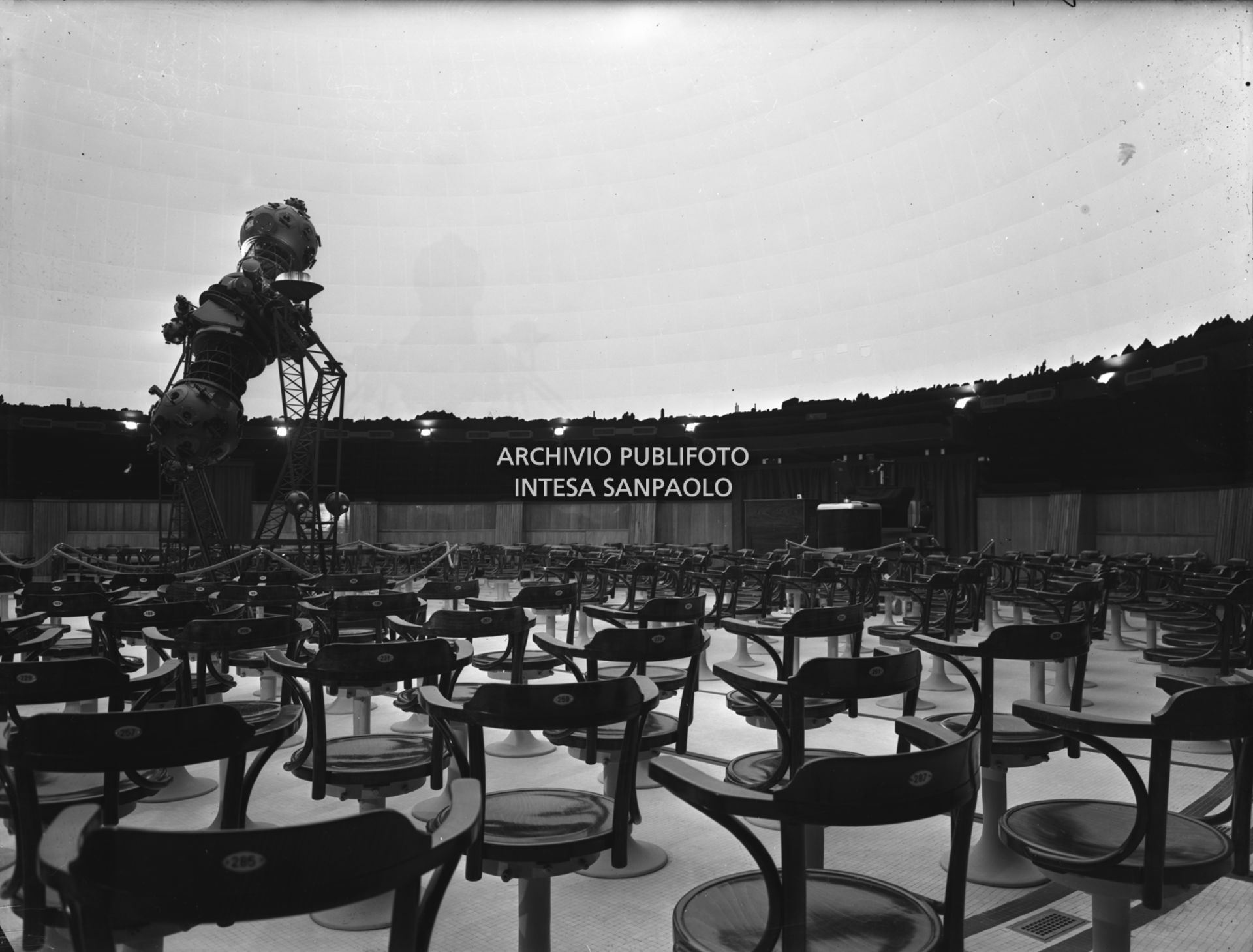 La sala della cupola del Civico Planetario Hoepli di Milano completamente rinnovato e pronto per l'inaugurazione.