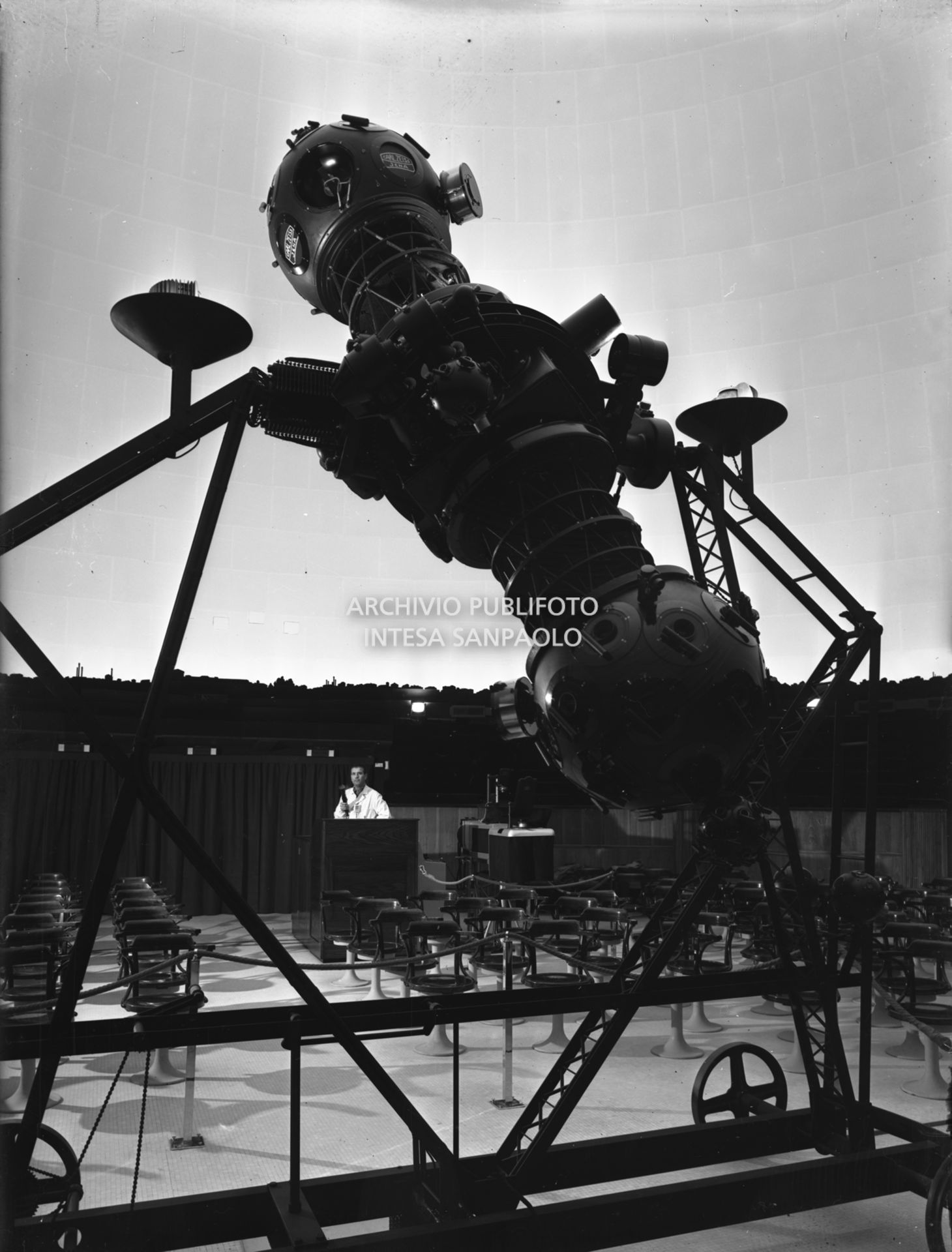 Il proiettore Zeiss IV nella sala della cupola del Civico Planetario Hoepli di Milano completamente rinnovato e pronto per l'inaugurazione.