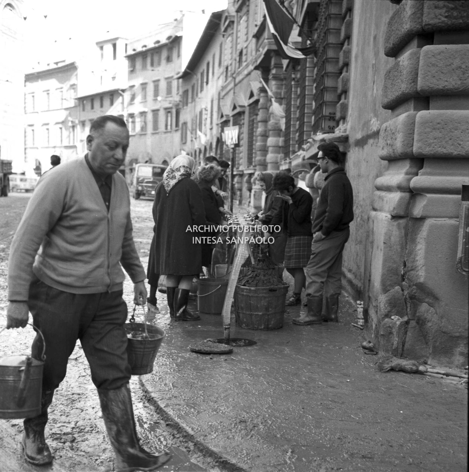 Alluvione di Firenze: raccolta d'acqua potabile da una fontana di emergenza in piazza del Duomo