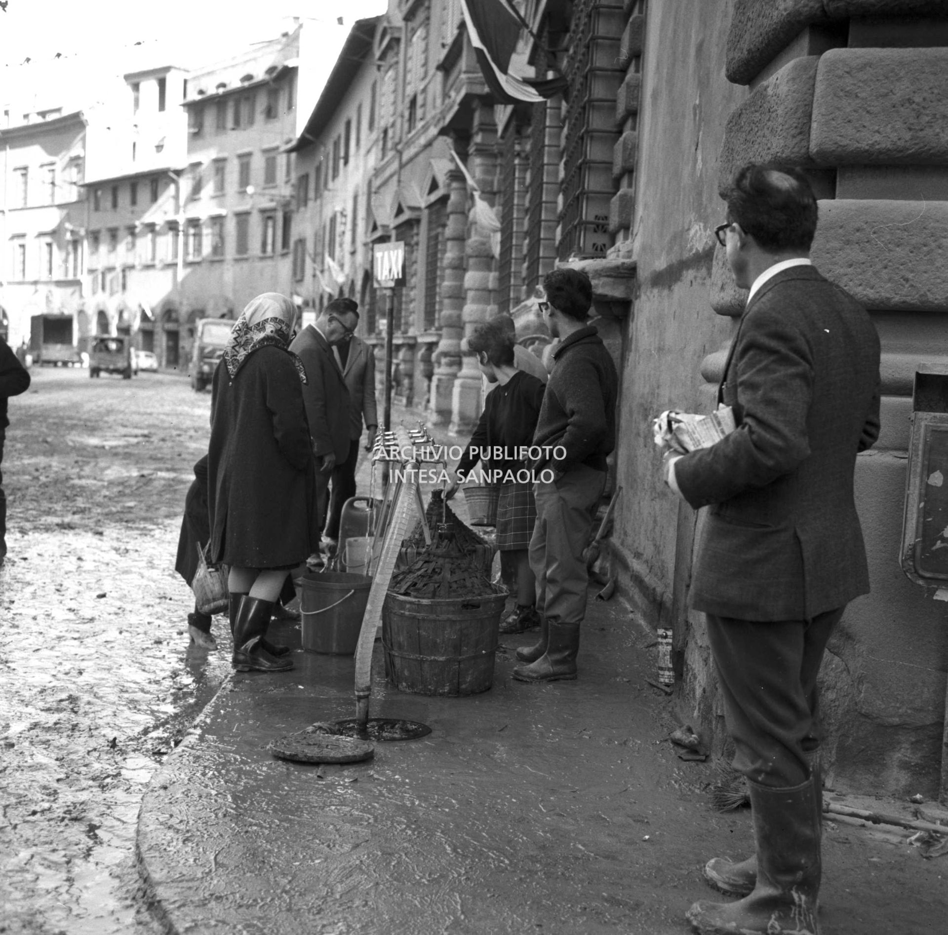 Alluvione di Firenze: raccolta d'acqua potabile da una fontana di emergenza in piazza del Duomo