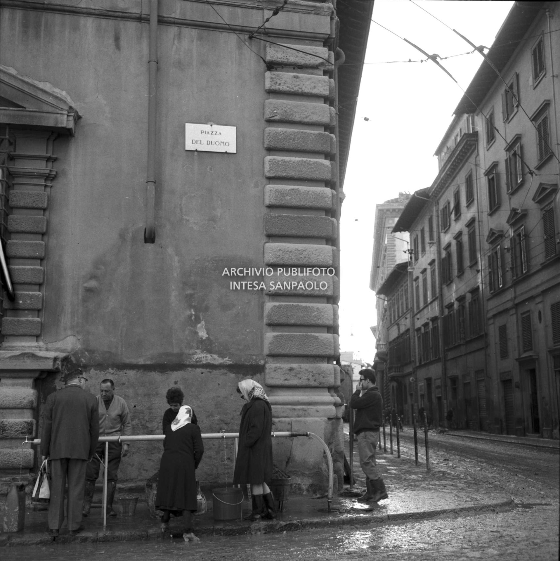 Alluvione di Firenze: raccolta d'acqua potabile da una fontana di emergenza in piazza del Duomo