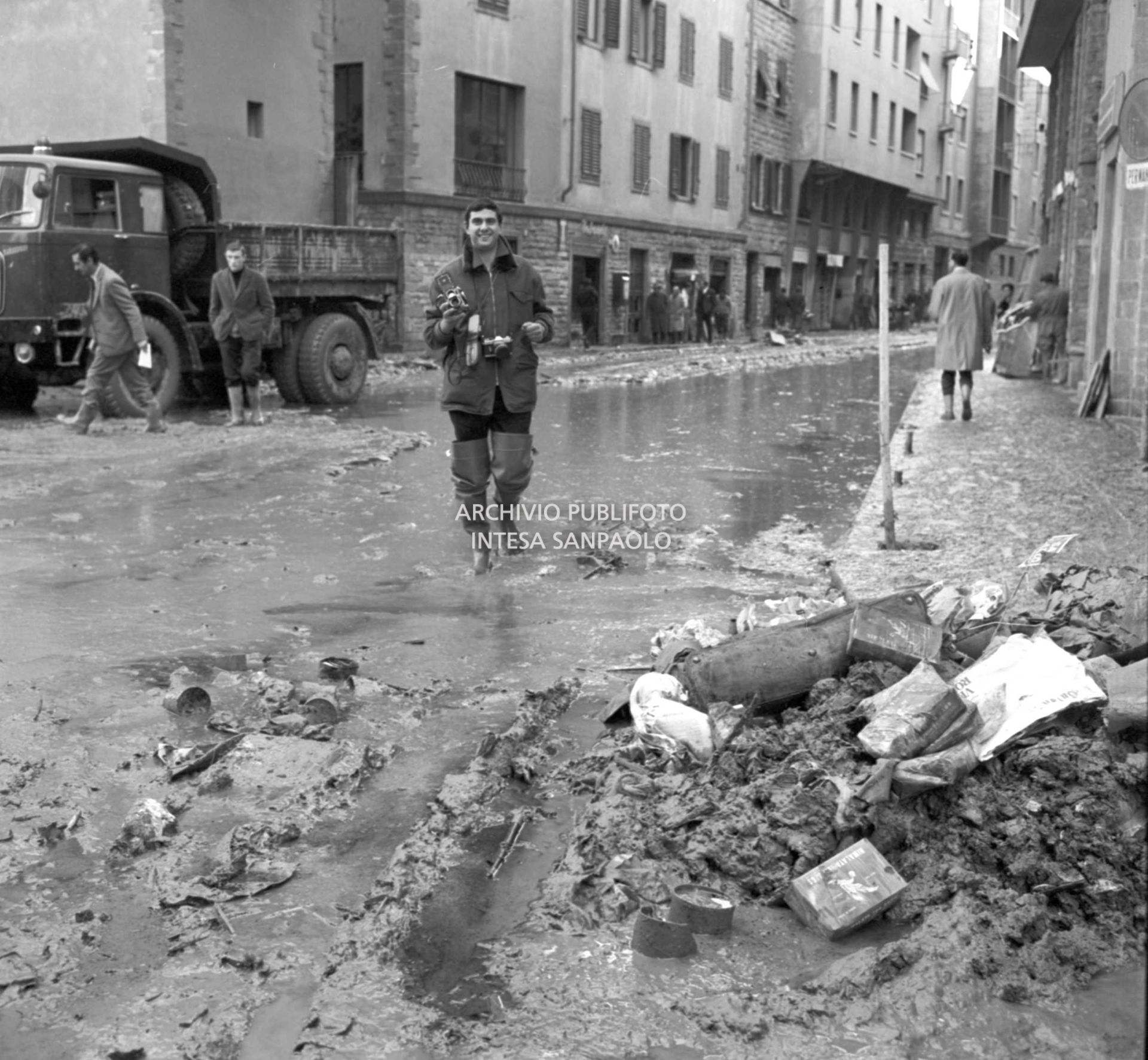 Alluvione di Firenze: un fotoreporter in una via della città invasa dal fango