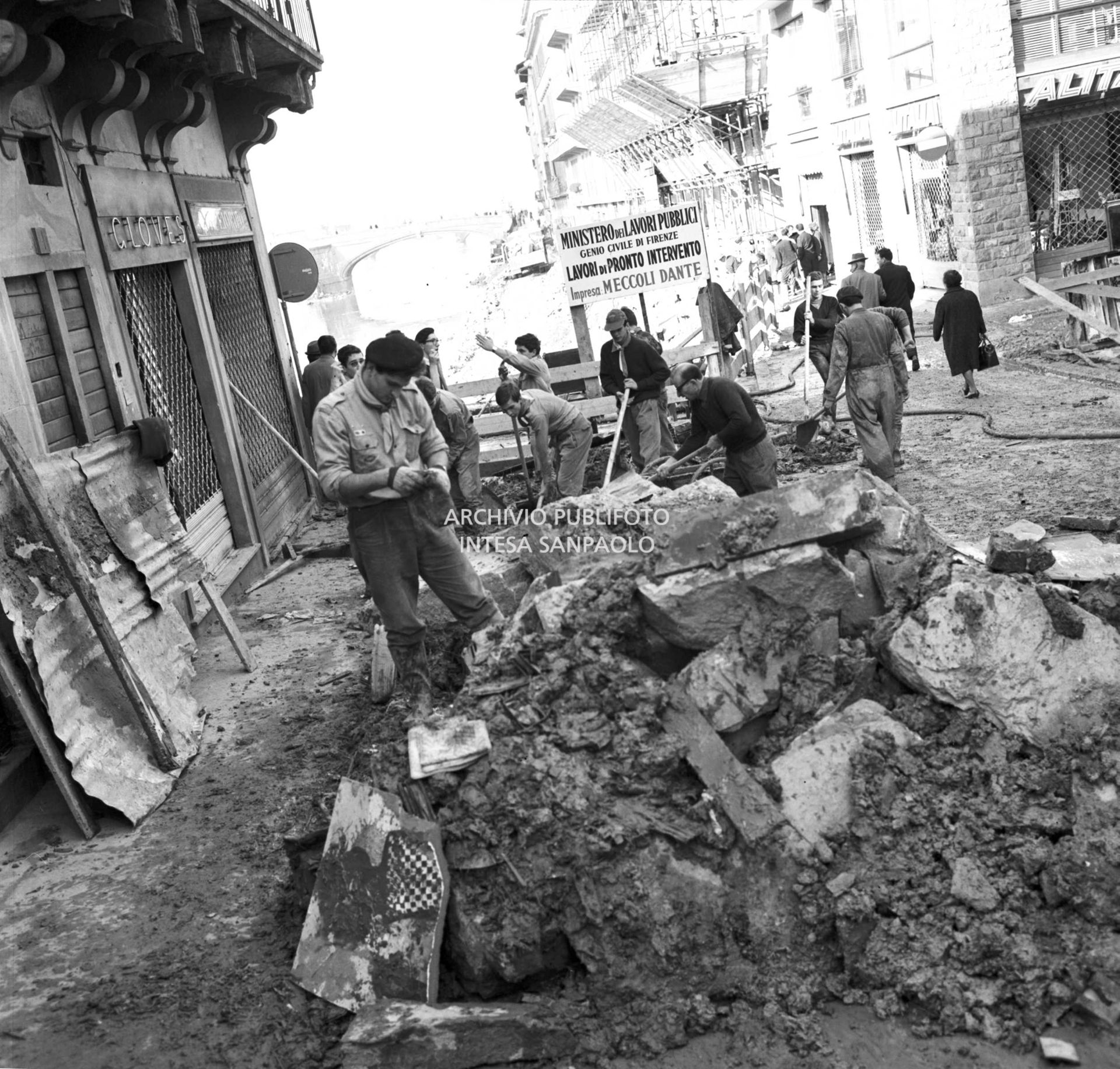 Alluvione di Firenze: rimozione detriti a ridosso di Ponte Vecchio sul Lungarno degli Acciaiuoli