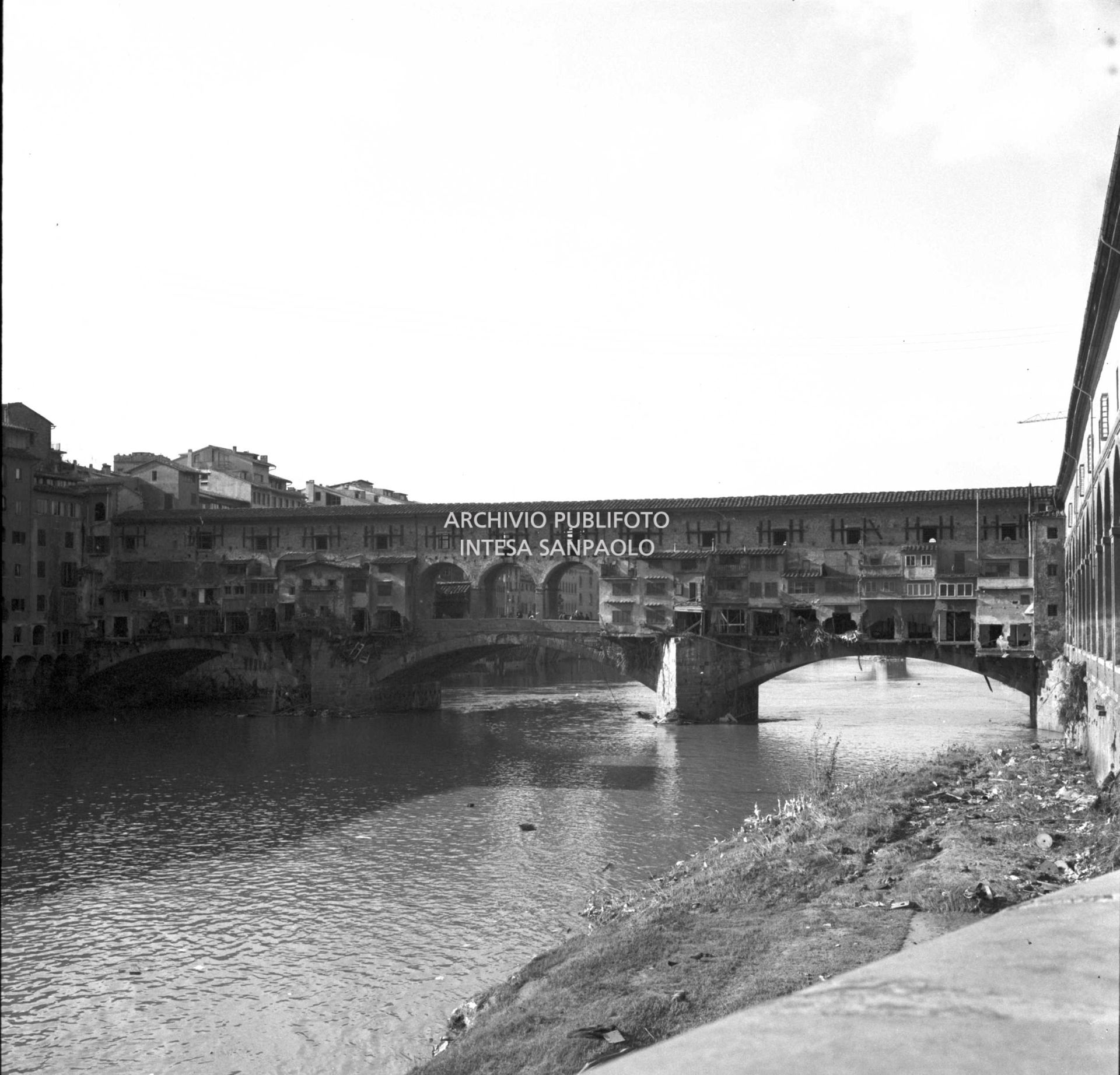 Alluvione di Firenze: veduta del Ponte Vecchio danneggiato