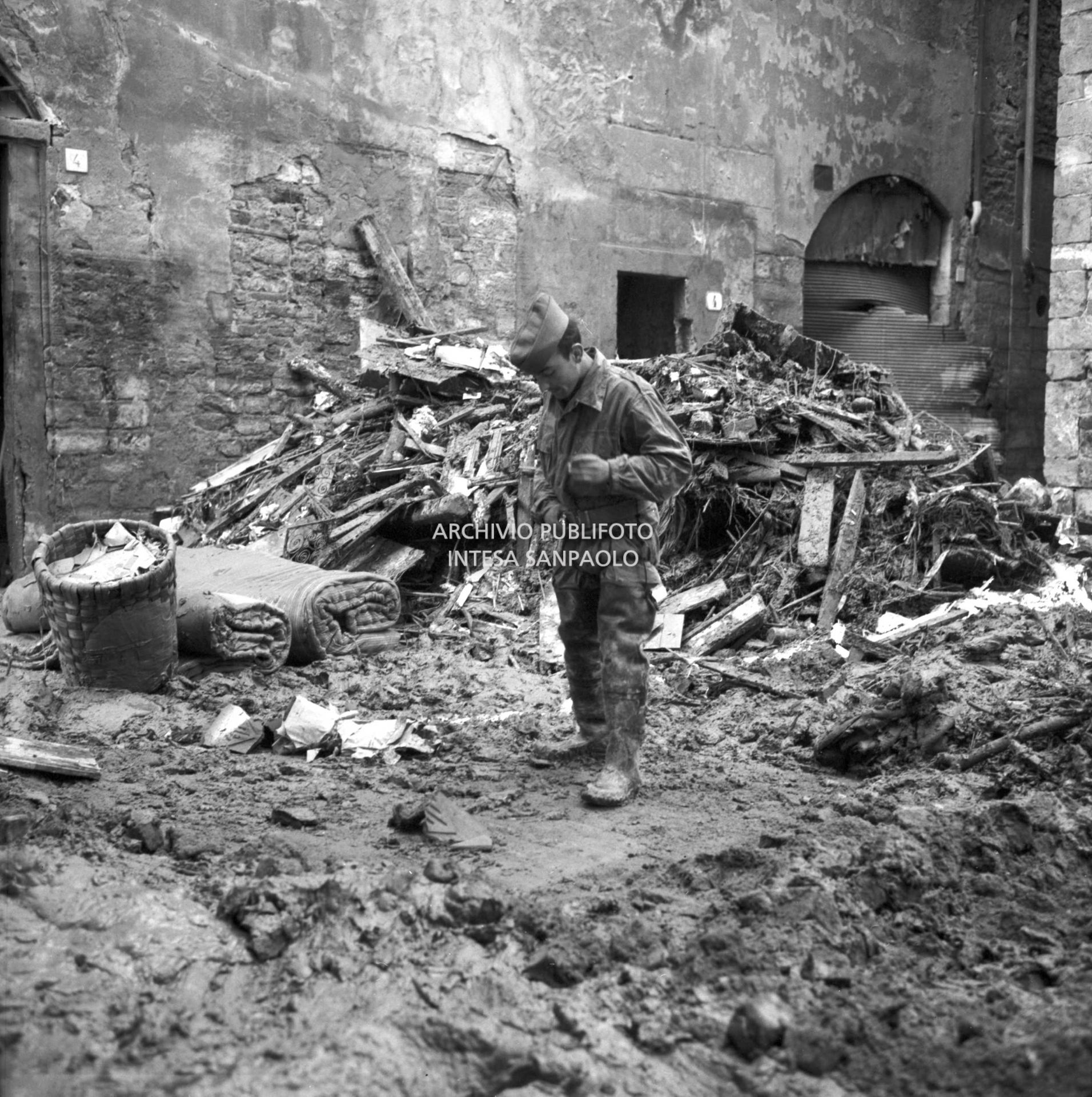 Alluvione di Firenze: un militare in una via ingombra di fango e detriti