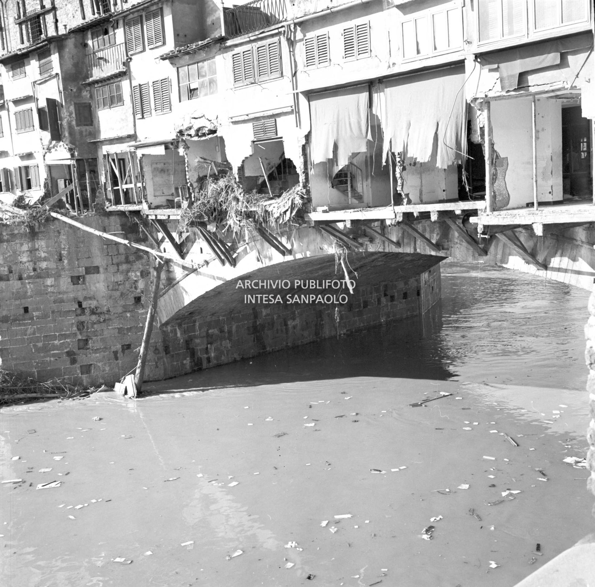 Alluvione di Firenze: dettaglio del Ponte Vecchio danneggiato