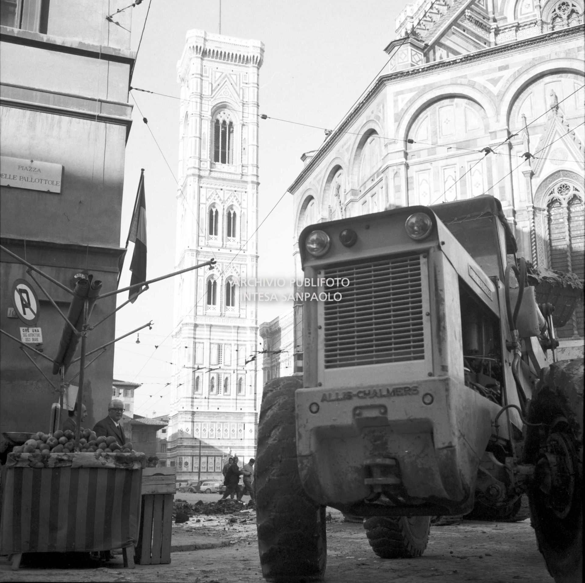 Alluvione di Firenze: una ruspa Allis-Chalmers in piazza delle Pallottole