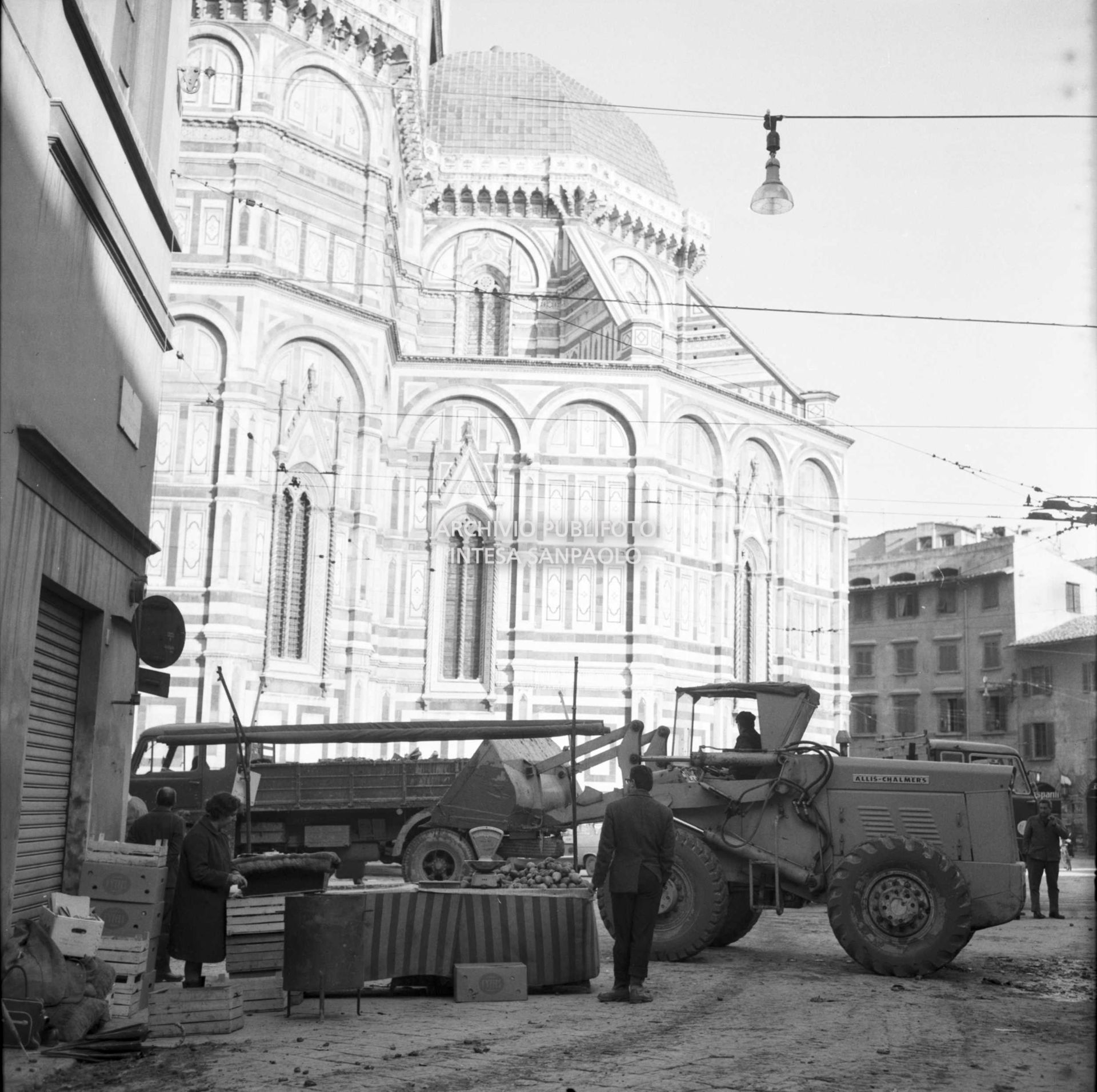 Alluvione di Firenze: ruspe sgomberano piazza del Duomo dai detriti