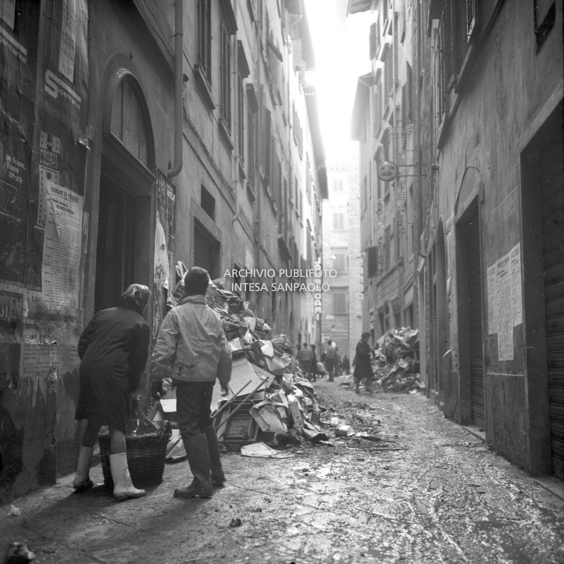 Alluvione di Firenze: masserizie accatastate ai lati di una via