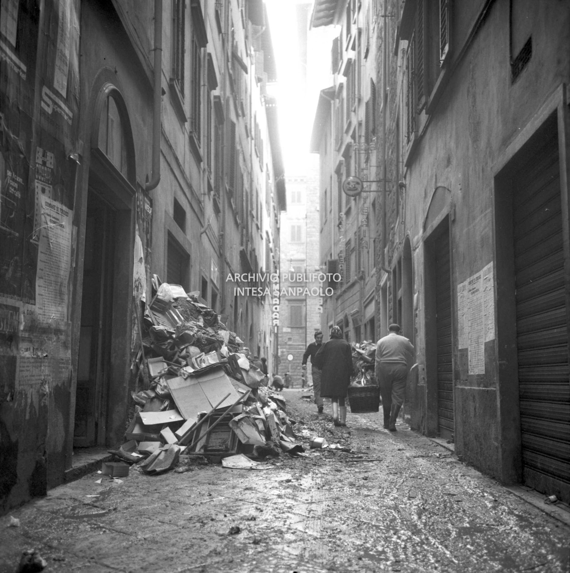 Alluvione di Firenze: masserizie accatastate ai lati di una via