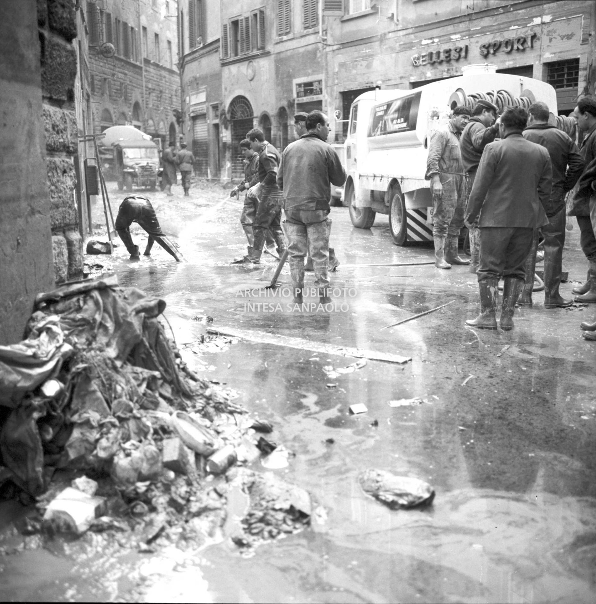Alluvione di Firenze: operazioni di pulizia con getti d'acqua