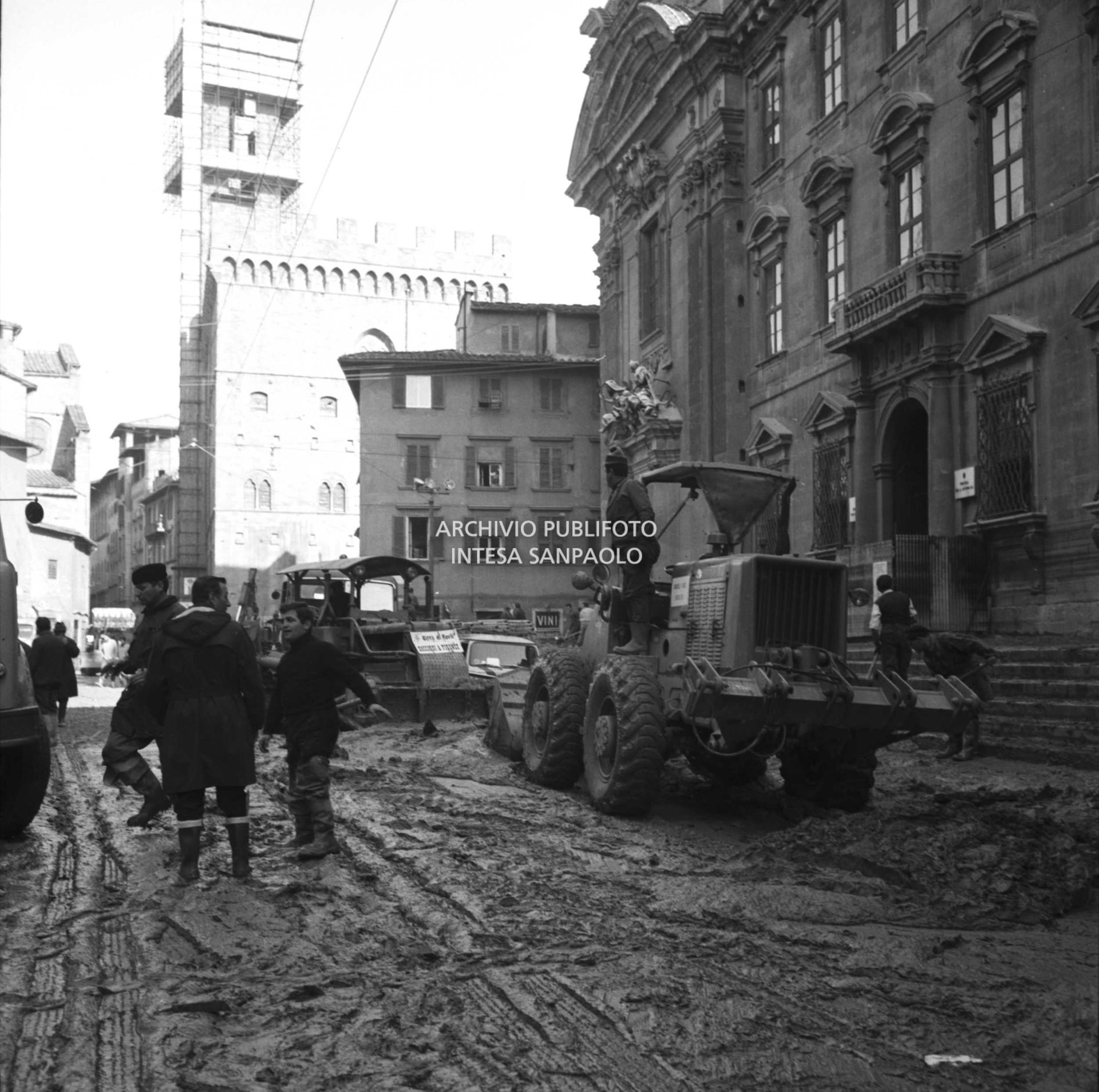 Alluvione di Firenze: ruspe in piazza di S. Firenze ingombra di fango