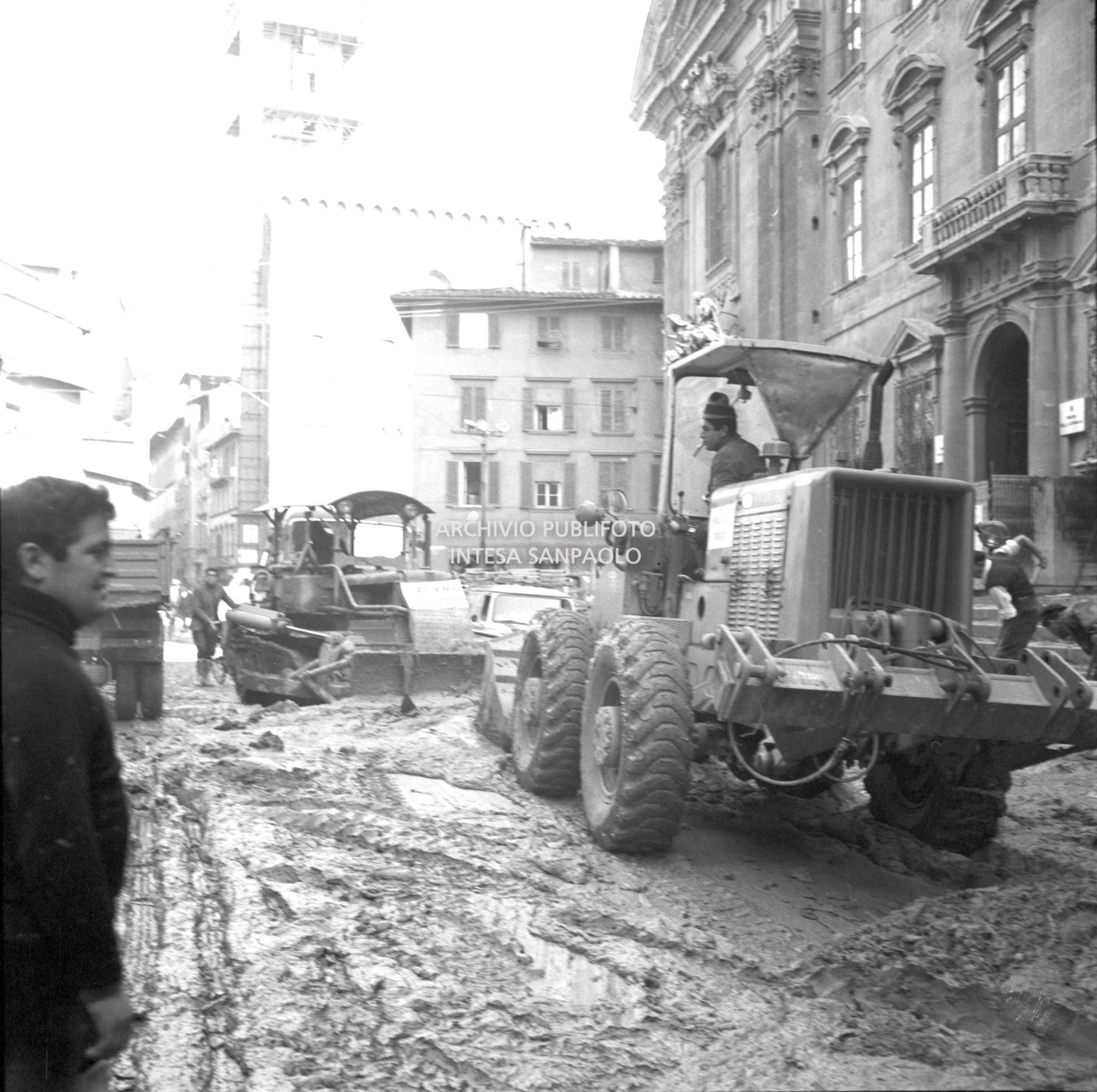 Alluvione di Firenze: ruspe in piazza di S. Firenze ingombra di fango