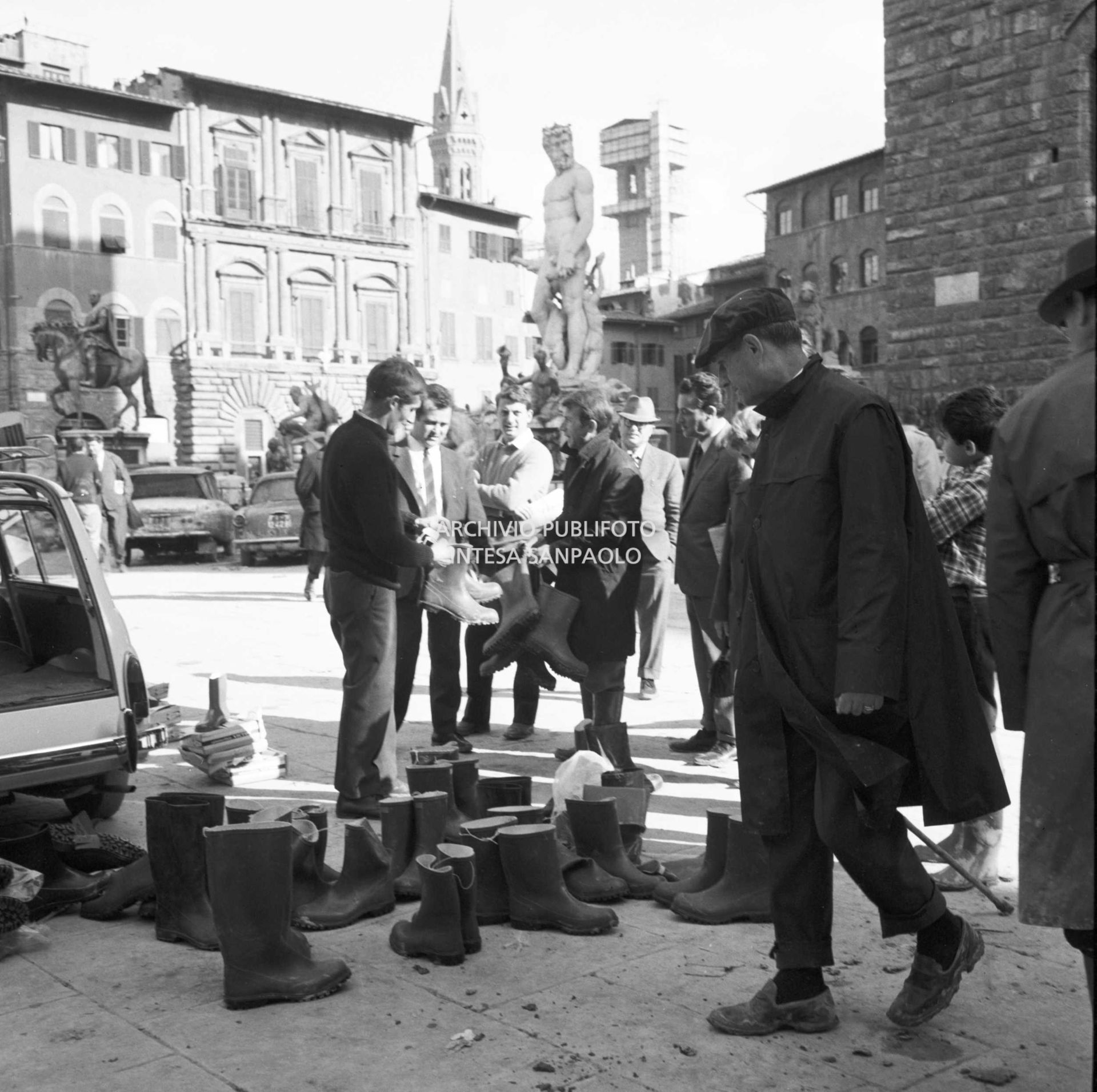 Alluvione di Firenze: vendita stivali di gomma in piazza della Signoria