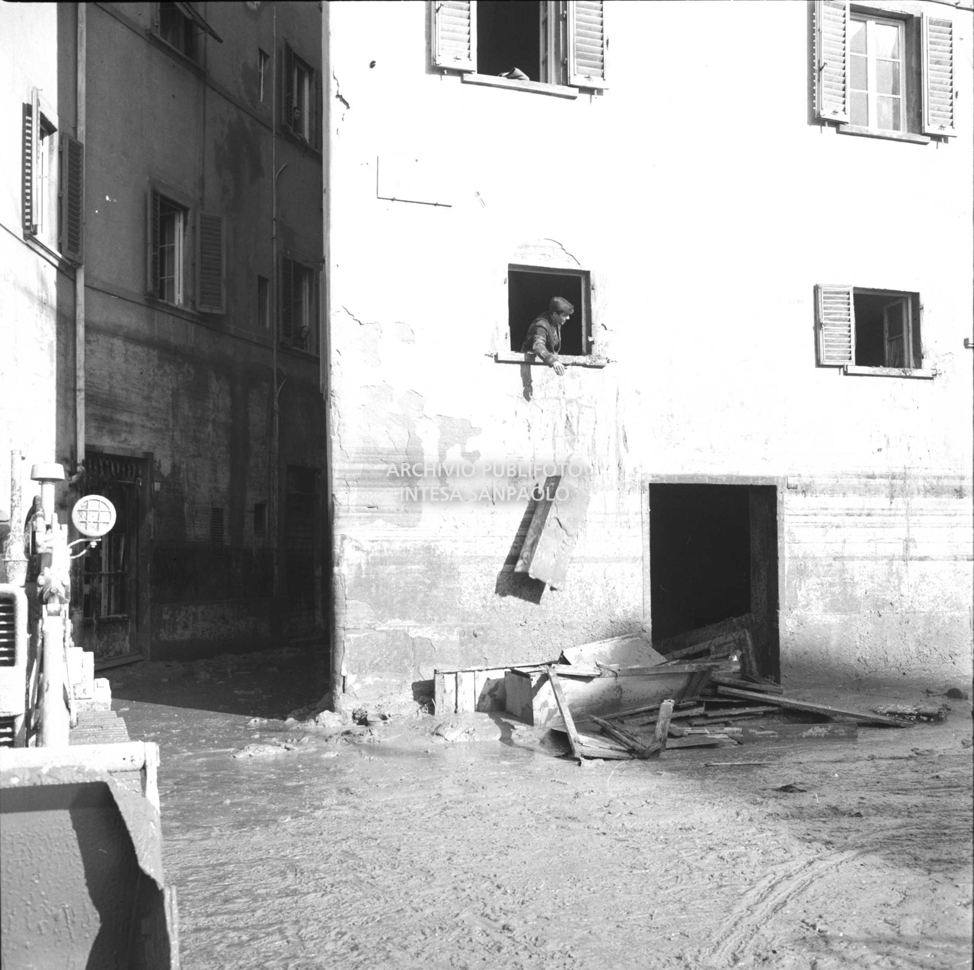 Alluvione di Firenze: un uomo getta dalla finestra di un appartamento, in piazza Mentana, le masserizie rovinate dal fango