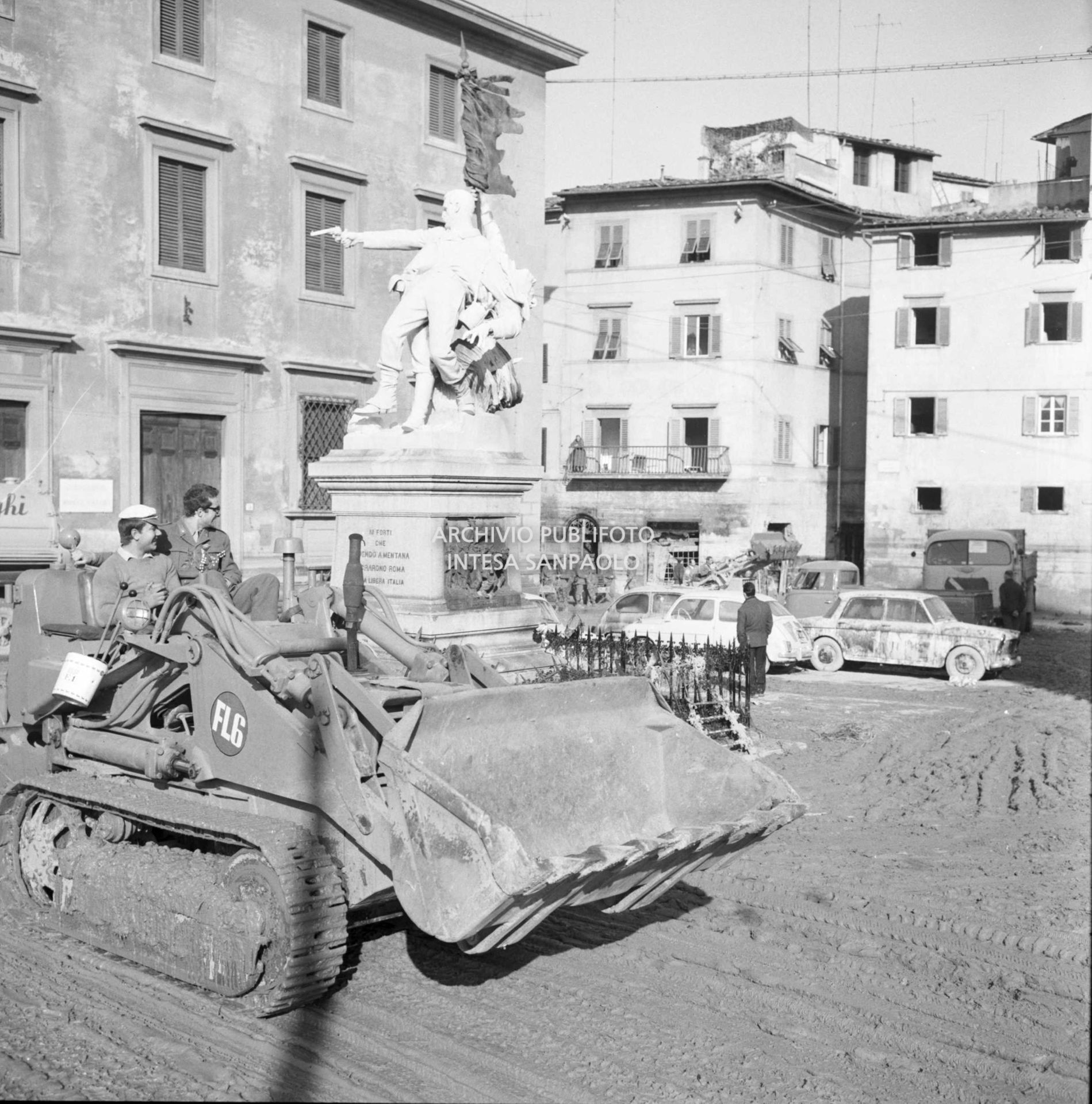 Alluvione di Firenze: una ruspa in piazza Mentana invasa dal fango