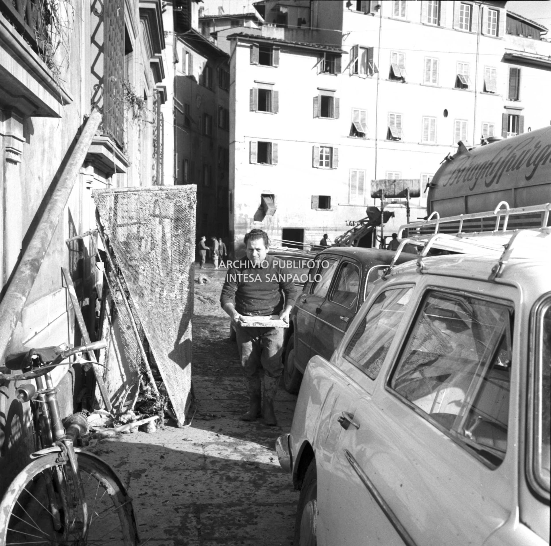 Alluvione di Firenze: masserizie addossate a un muro in piazza Mentana