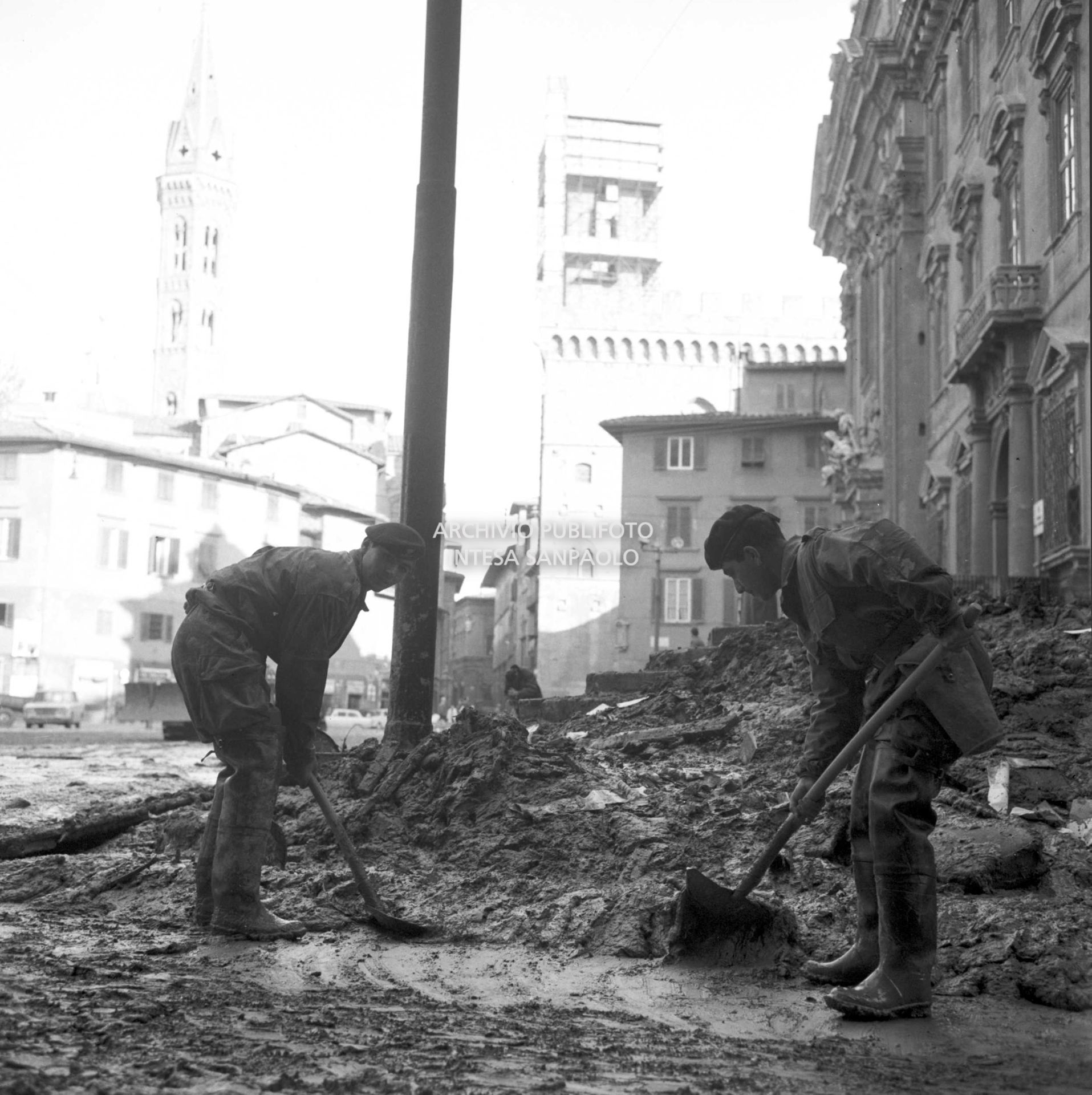 Alluvione di Firenze: militari spalano il fango in piazza di S. Firenze