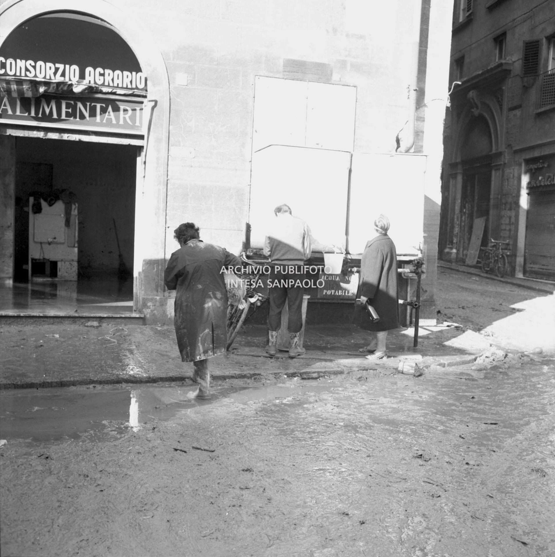 Alluvione di Firenze: cisterne per la distribuzione di acqua non potabile in piazza di S. Firenze