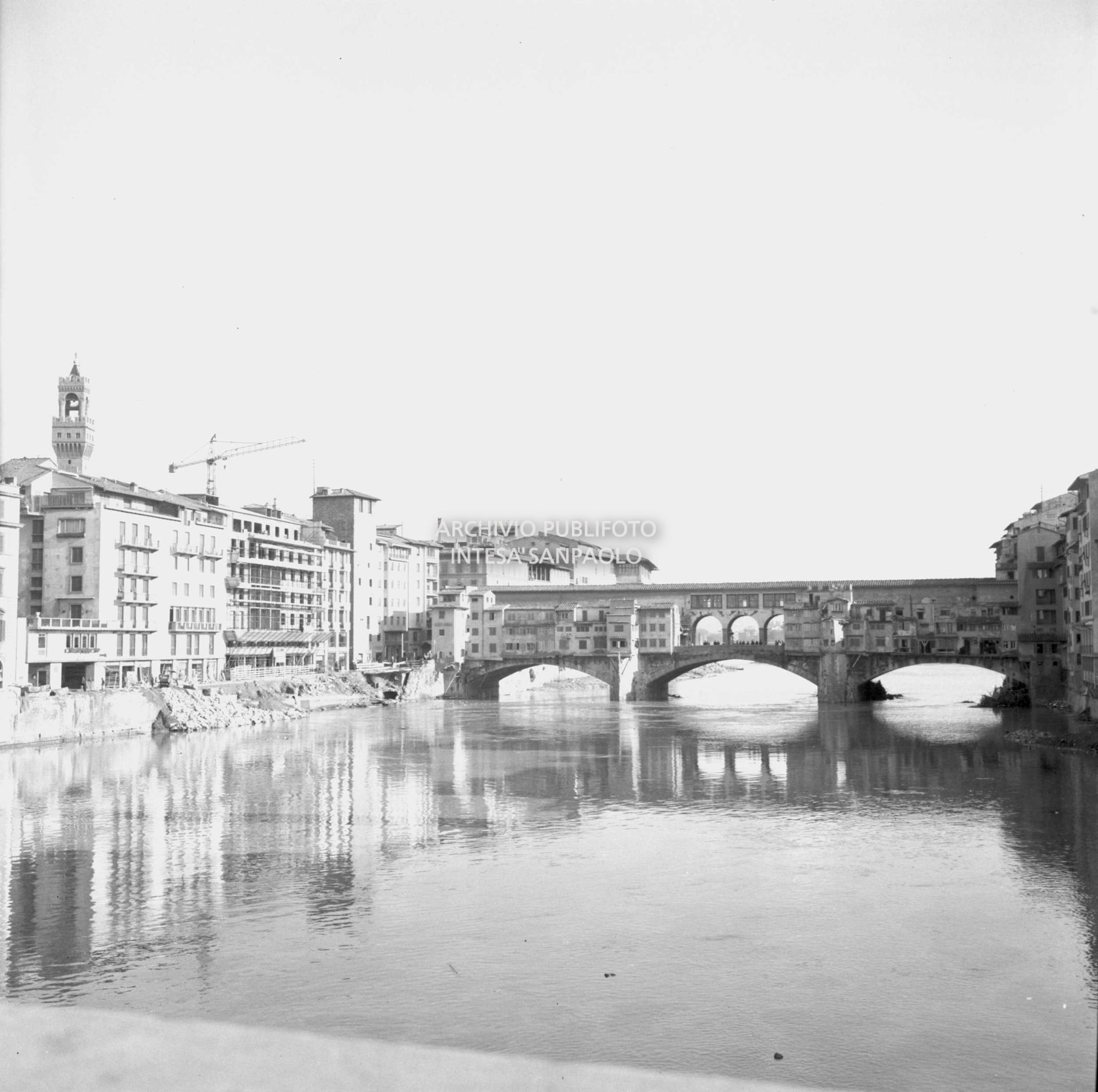 Alluvione di Firenze: veduta del Ponte Vecchio danneggiato