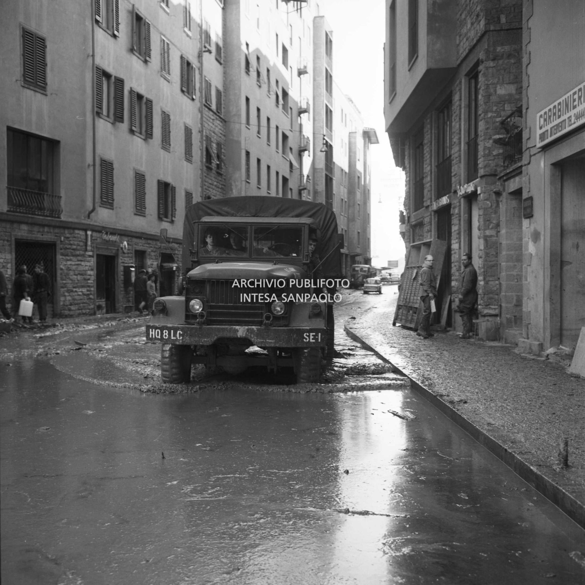 Alluvione di Firenze: un mezzo militare americano avanza in una via della città allagata