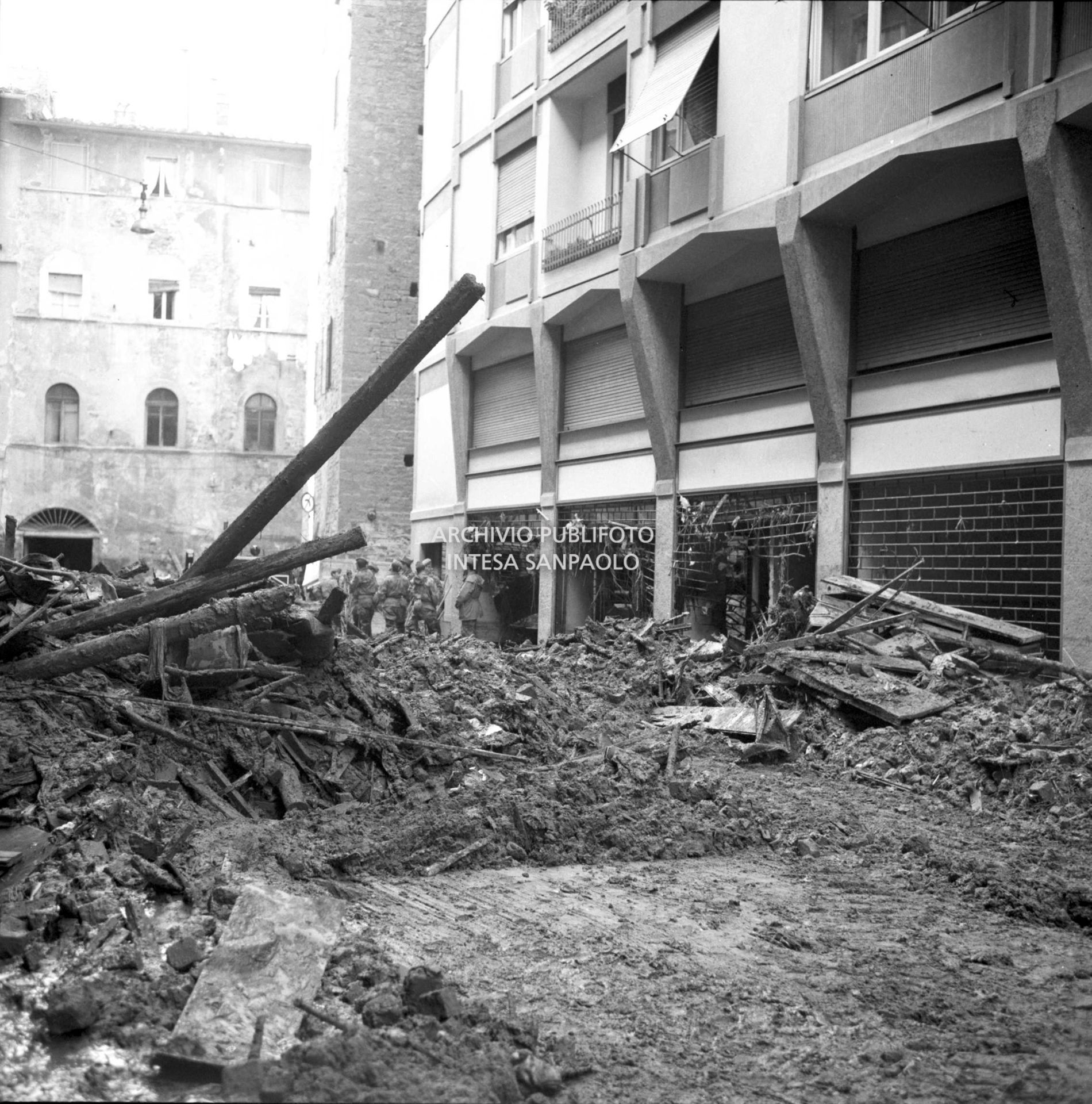Alluvione di Firenze: una piazza della città ingombra di fango e detriti
