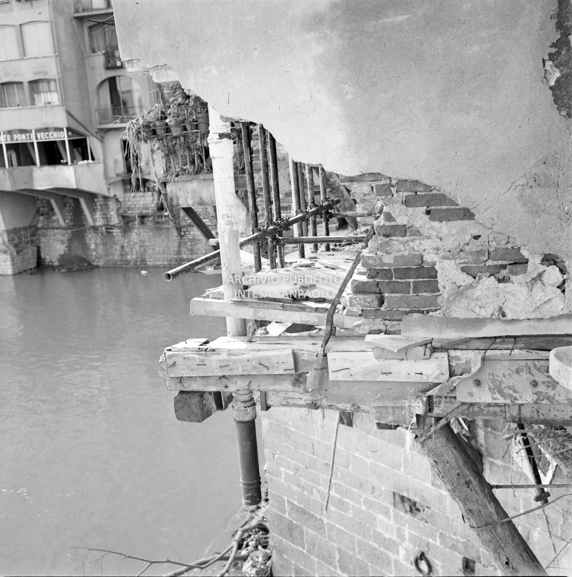 Alluvione di Firenze: dettaglio del Ponte Vecchio danneggiato dallo straripamento dell'Arno
