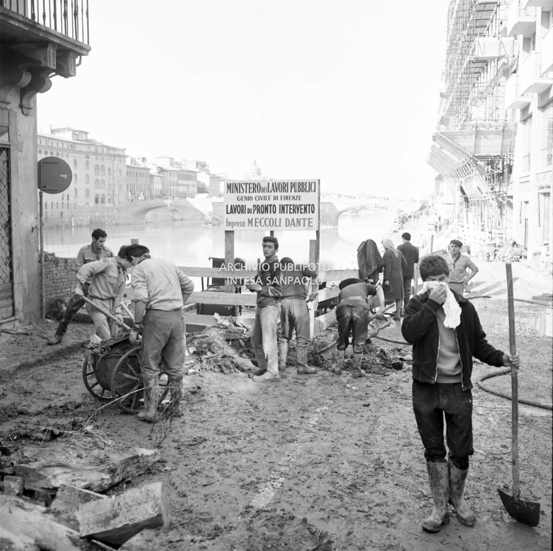 Alluvione di Firenze: rimozione detriti a ridosso di Ponte Vecchio sul Lungarno degli Acciaiuoli