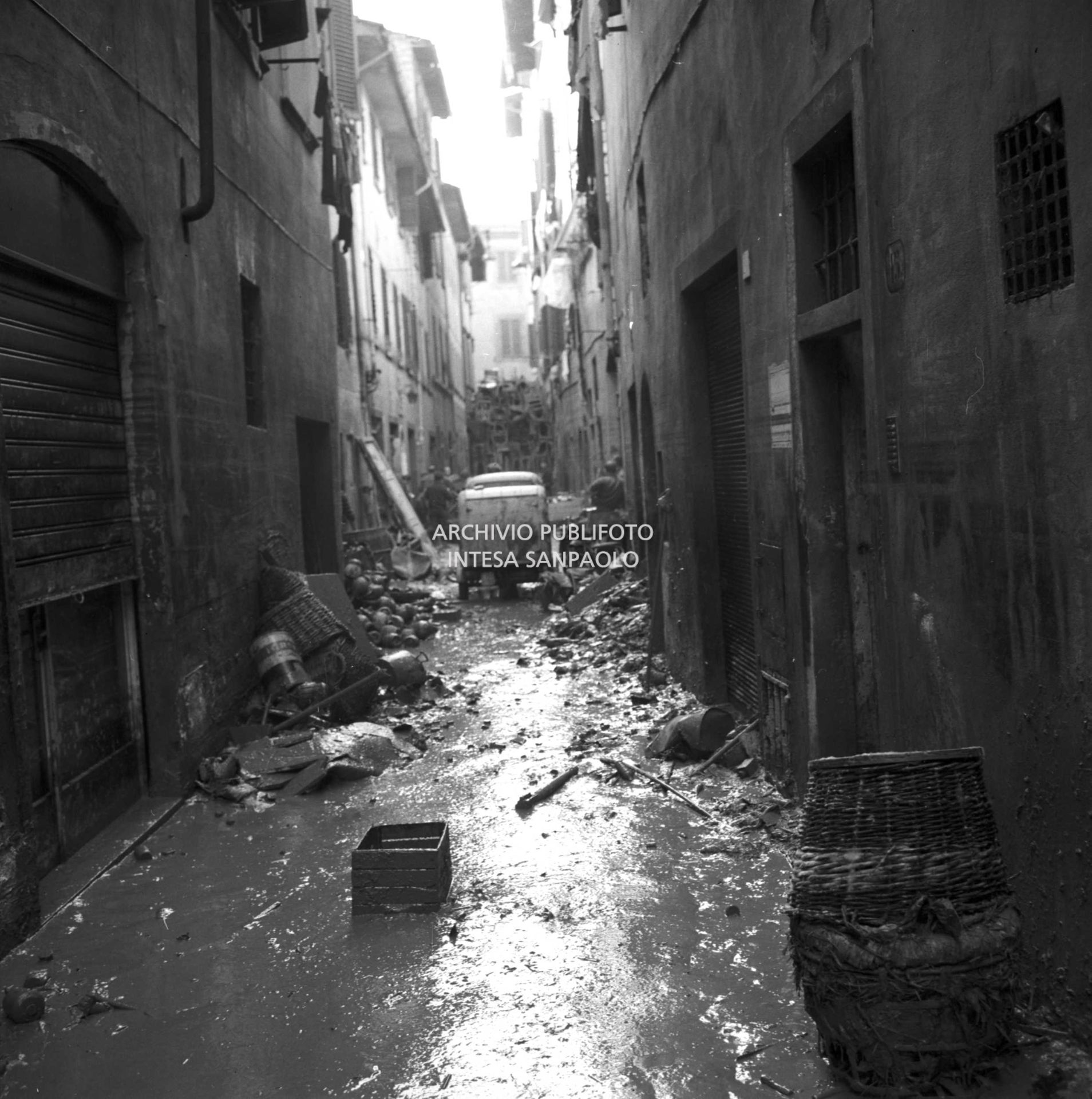 Alluvione di Firenze: una via ingombra di fango e detriti