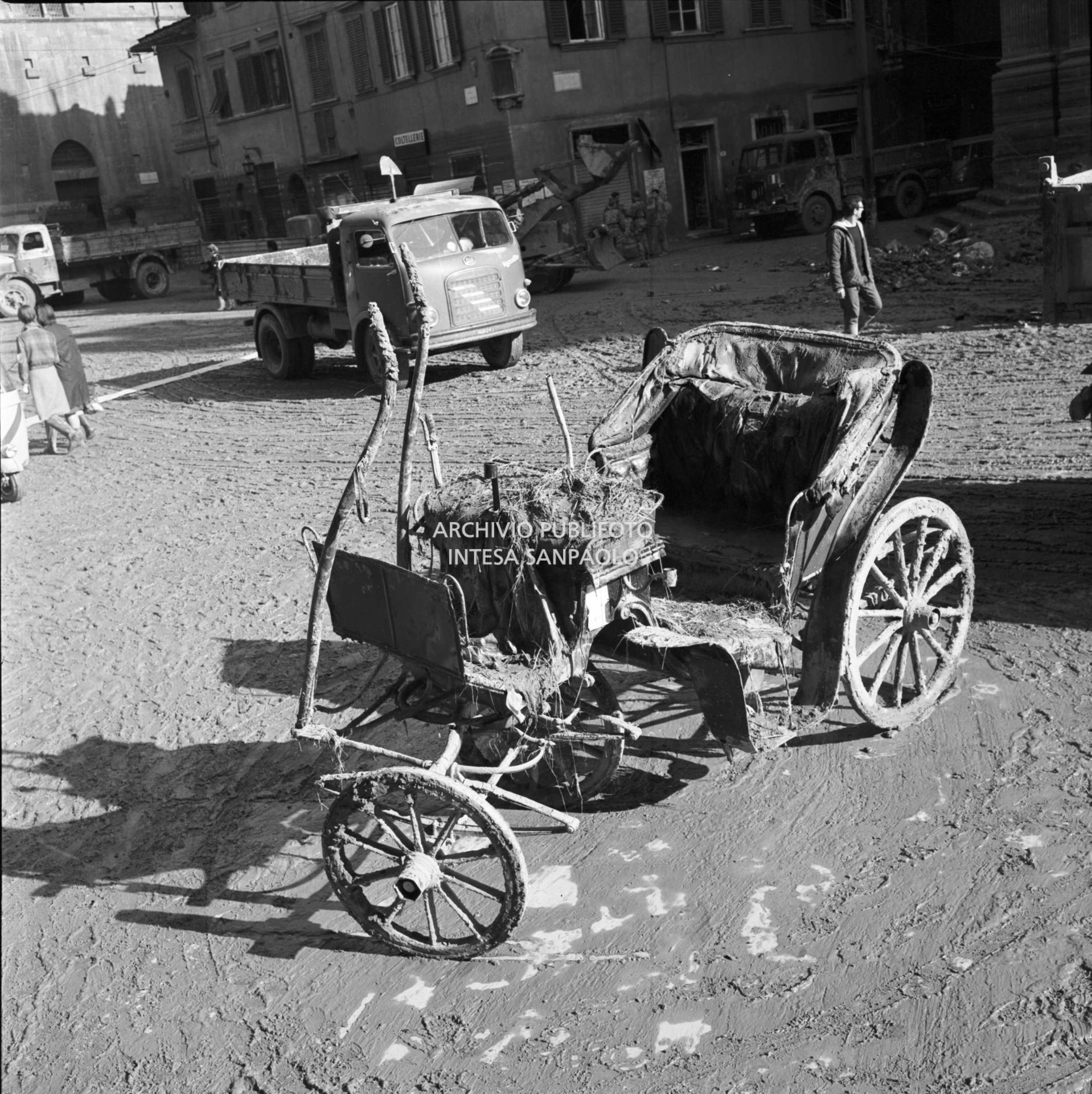 Alluvione di Firenze: una carrozza danneggiata e infangata in piazza di S. Firenze