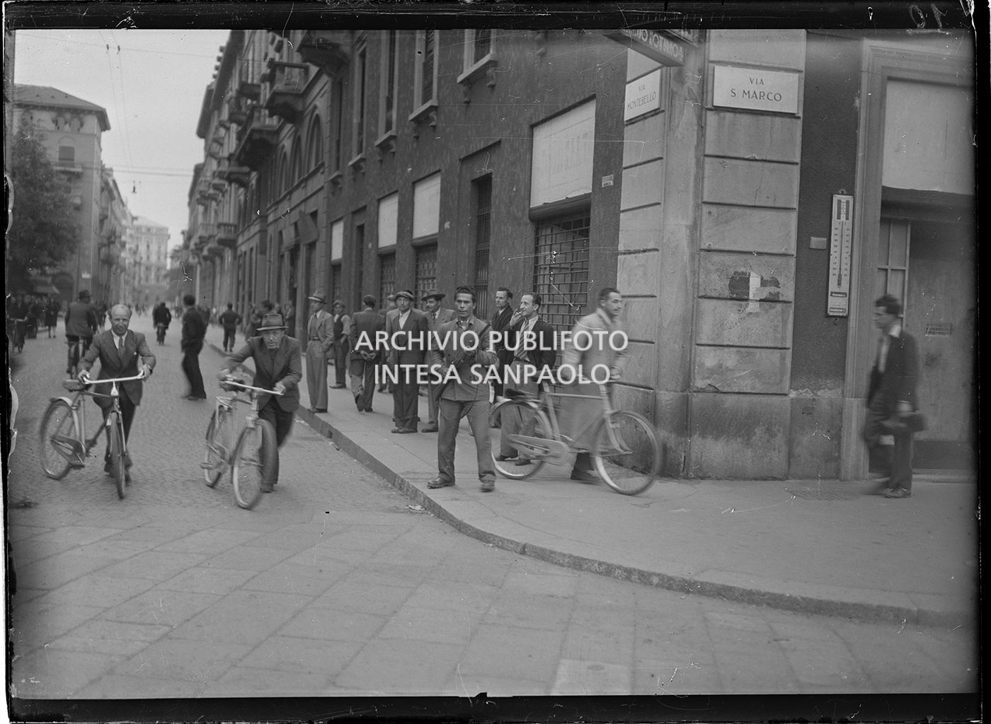 Prima giornata dell'insurrezione generale del C.V.L. (Corpo Volontari della Libertà) a Milano: un uomo armato all'incrocio tra via San Marco e via Montebello