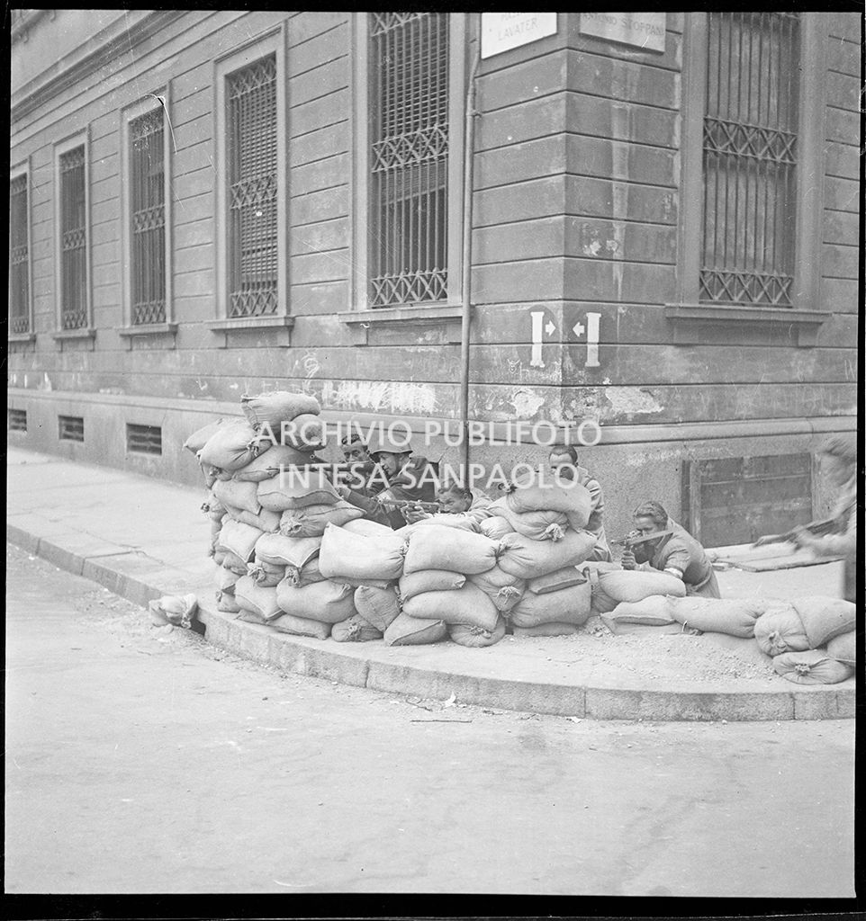 Prima giornata dell'insurrezione generale del C.V.L. (Corpo Volontari della Libertà) in piazza Lavater a Milano