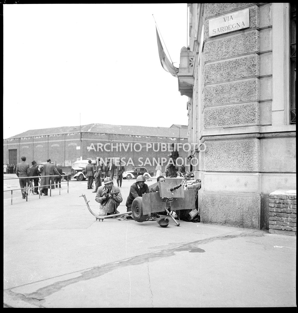 Rudimentale barricata in via Sardegna durante la prima giornata di insurrezione generale a Milano