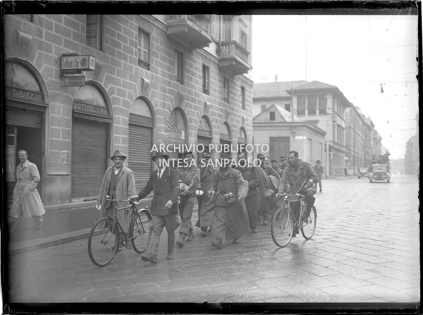 Arresti nelle prime giornate dell'insurrezione generale a Milano: i prigionieri tedeschi mentre vengono condotti alla caserma dei carabinieri in via della Moscova